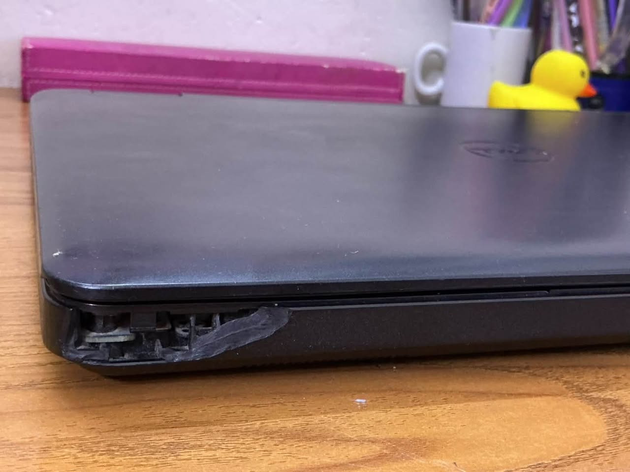 💻 لابتوب ديل للبيع (Dell Latitude E5440)
السعر : ١٢٥ الف قفل 
يرادله بطاريه جديده وبس ولهذا مخفض سعره هلكد
واتس ***********
لابتوب بحالة ممتازة وسلم  وجاهز للاستخدام، مناسب جداً للعمل، الدراسة، التصفح، والمهام اليومية.
📋 المواصفات الفنية:
 الموديل: Dell Latitude E5440
 المعالج (CPU): Intel Core i7-4600U (بسرعة تصل إلى 2.70GHz)
 الذاكرة العشوائية (RAM): 8 جيجابايت (DDR3)
 كارت الشاشة (GPU):
 كارت منفصل: NVIDIA GeForce GT 720M بسعة 2GB
 كارت مدمج: Intel HD Graphics Family
 مساحة التخزين: هارد سريع SSD بسعة حوالي 300 جيجابايت (يوفر سرعة عالية في التشغيل والفتح)
 نظام التشغيل: Windows (نظام 64-bit)
الجهاز يعمل بسلاسة وسرعة بفضل هارد الـ SSD ومعالج i7.
ارت الشاشة المنفصل يوفر أداءً جيداً للبرامج الهندسية الخفيفة والفوتوشوب والألعاب الخفيفة.
