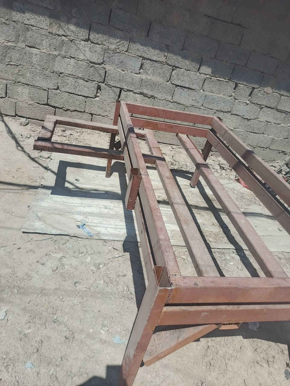 اسلام عليكم عندي حوض حديد من هاذا الحديد القوى 
وبيبان اعراض مشبك نضيفات للبيع مكاني اجكوك ,***********للتصال
