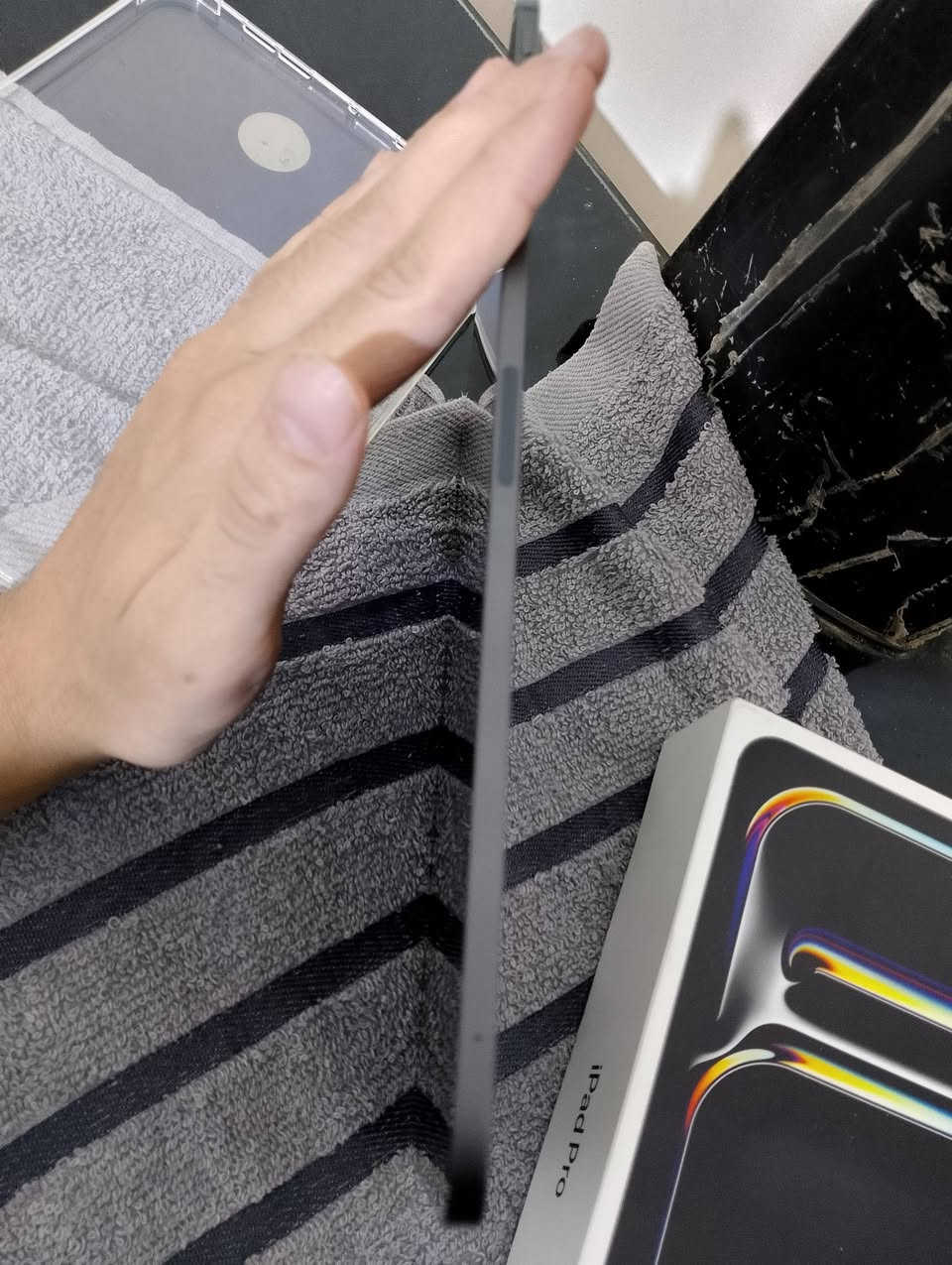 للبيع: iPad Pro M4
السعر ٩٥٠ الف قفل مكاني بصره 
الموديل: iPad Pro 11-inch (M4) Wi-Fi
المساحة: 256 GB تحت ضمان الشركة
البطارية: نسبة الصحة 91 
الملحقات: كامل الأغراض الأصلية مع الكرتونة
الحالة: نظيف مع آثار استخدام بسيطه موضحة بصور 
للتواصل والإستفسار ***********

