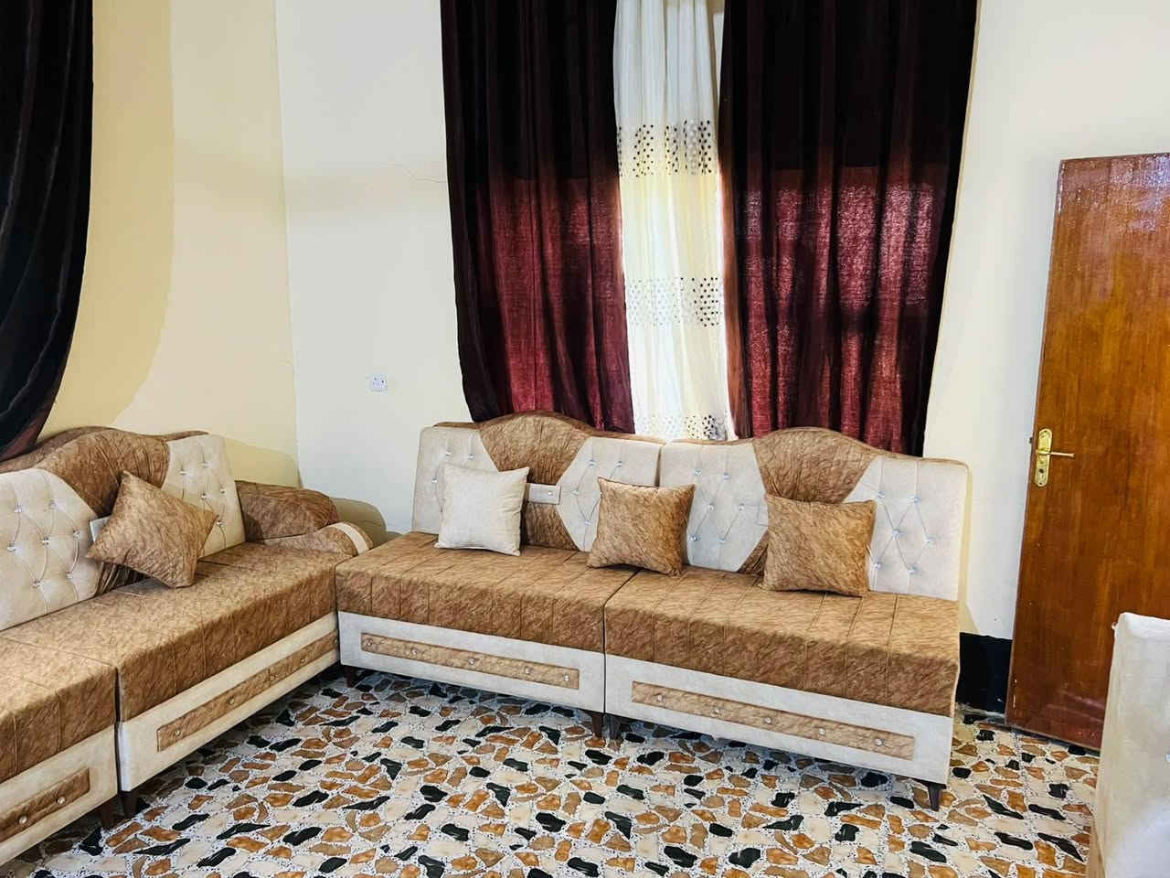 السلام عليكم للبيع قنفات ما مستخدمات بعدهن جداد السعر 1,200 بيهن مجال المكانه ابو غريب رقم ***********
