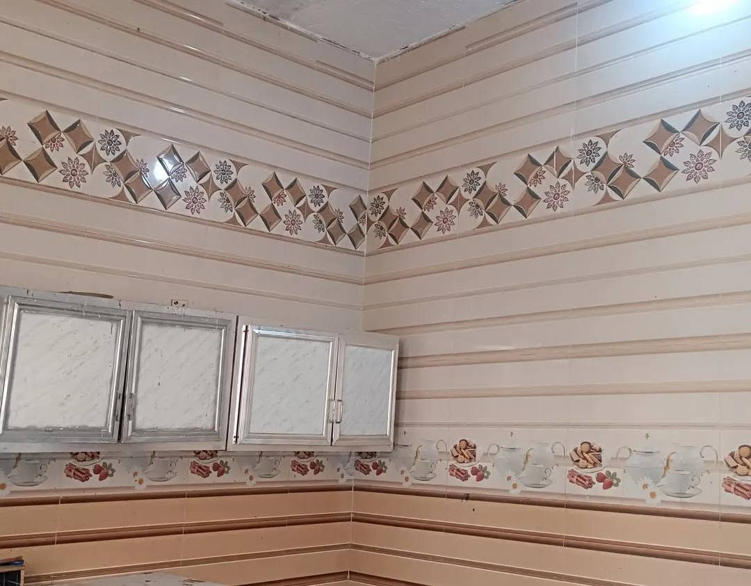السلام عليكم بيت لبيع طابو أسهم مساحته 120 العنوان منطقة السفينه شارع السفير  السعر 70 بي مجال  تالفون ***********
