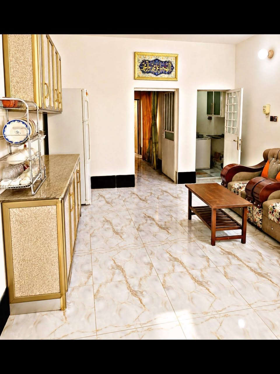 دار للبيع
المساحة : ٢٠٠ متر 
يحتوي على : 
١. استقبال
٢. مطبخ حار وبارد
٣. هول
٤. غرفة نوم
٥. خدمات داخلية وخارجية
٦. گراج سيارة
٧. محل 
 الدار يكون من ضمن ال٩٠ دار  ، طابو صرف ، منطقة الاصلاح / مقابل مدرسة عشتار 
رقم الهاتف : ***********
