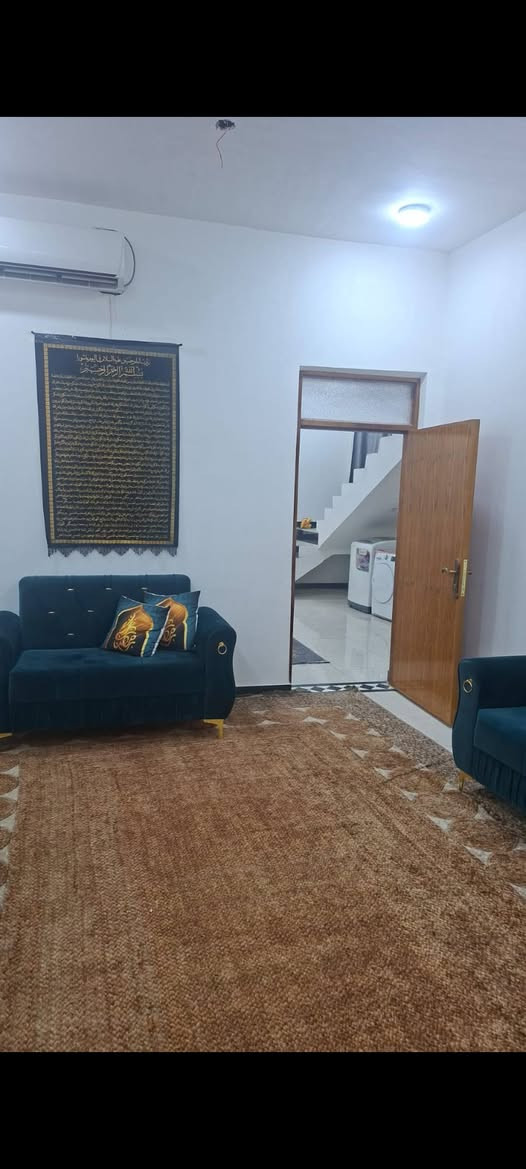 بيت للبيع جديد و حلو و مرتب مساحته 480 متر و بناء حديث سنة 2025 في منقطة السفينة ـ شارع المختار الثقفي
محتوياته : 
*استقبال
*صاله عدد 2
* غرف عدد 3
*مطبخ حار
*مطبخ بار
*مناور عدد 3
*صحيات داخلية
*صحيات خارجيه
*مخزن
*حديقة
*كراج يستوعب سيارتين

 و السعر جداً مناسب 290 مليون و بي مجال و للعلم البيت يسوه اكثر من هذا السعر بس لأن مستعجلين ع البيع ... للأستفسار تواصل وياي واتساب ***********  و ادزلك تفاصيل كامله عن البيت و بخدمتكم
بيت للبيع جديد و حلو و مرتب مساحته 480 متر و بناء حديث سنة 2025 في منقطة السفينة ـ شارع المختار الثقفي
