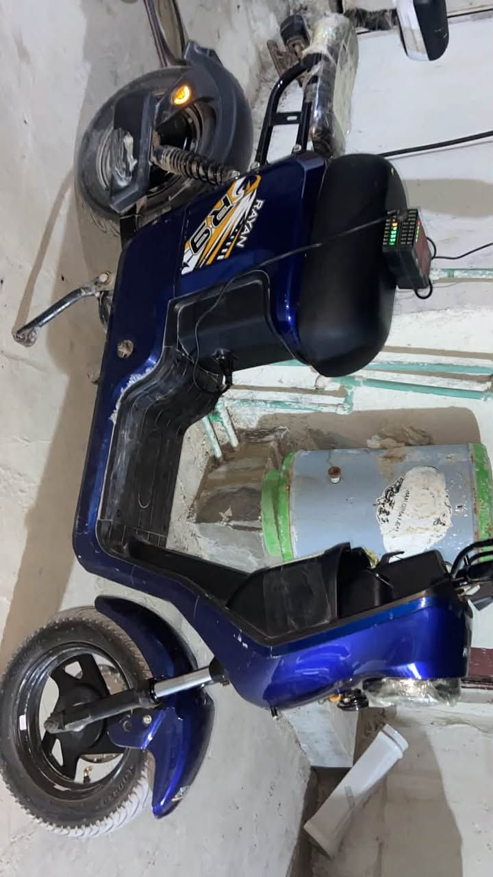 دراجه R9 نقصها بس اشاير وباقي الدراجه بلحقيقه احلى من تصوير نضافه95‎%‎  كهربائية كامله شغاله  بطاريات جدد  السعر 400وبيها مجال للشراي…الرقم 
***********
