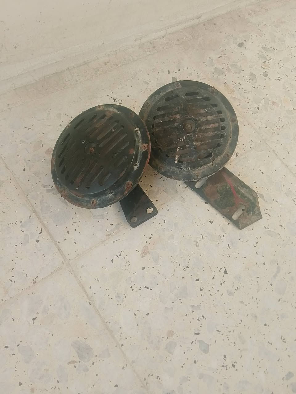السلام عليكم زوجين هورنات مااعرف شنو نوعهن بس شغالات يدكن مكان بغداد ***********
