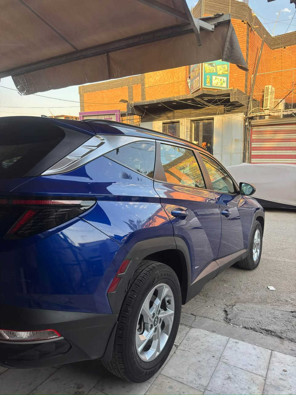 هيونداي توسان SEL HTRAC AWD  2023 🇺🇸
✨ كلين تايتل (Clean Title)
📄 تقرير المزاد: مياه أمطار واصلة للدوسة فقط.
✅ السيارة دخلت العراق تشتغل وتسير وتم استخدامها بشكل طبيعي.
✅ الموجود حالياً فقط رصعات وشخوط استخدام داخل العراق.

⚙️ المواصفات:
🔹 الممشى 63000km
🔹 فئة SEL HTRAC AWD
🔹 محرك 2.5 لتر (4 سلندر)
🔹 قير أوتوماتيك 8 سرعات
🔹 دفع رباعي ذكي HTRAC (AWD)
🔹 تشغيل بصمة عن بعد+ فتح الأبواب باللمس
🔹 كرسي السائق كهربائي
🔹 باب خلفي كهربائي
🔹 شحن لاسلكي
🔹 تدفئة للمقاعد الأمامية
🔹 مقاعد قماش وكالة
🔹 شاشة وسطية
🔹 Apple CarPlay & Android Auto
🔹 كاميرا خلفية
🔹 مثبت سرعة
🔹 Auto Hold
🔹 Auto Stop & Go
🔹 أوضاع القيادة: Normal | Smart | Sport | Snow
🔹 رادار مانع التصادم الأمامي
🔹 رادار مانع التصادم الخلفي
🔹 نظام المحافظة على المسار (Lane Keep Assist)
🔹 نظام تتبع المسار (Lane Following Assist)
🔹 قيادة شبه ذاتية (Highway Driving Assist)
🔹 تنبيه النقطة العمياء
🔹 تنبيه حركة المرور الخلفية
🔹 نظام الثبات الإلكتروني (ESC)
🔹 مانع انزلاق (Traction Control)
🔹 حساسات ضغط الإطارات (TPMS)
🔹 جنوط ألمنيوم
🔹 تكييف أوتوماتيك

📄 رقم الشاصي (VIN):
5NMJBCAE7PH232888
💵السعر 175$ ورقة وبيها مجال بسيط للشراي
📍الموقع بغداد شارع فلسطين
📩 للاستفسار التواصل على الواتساب ***********
