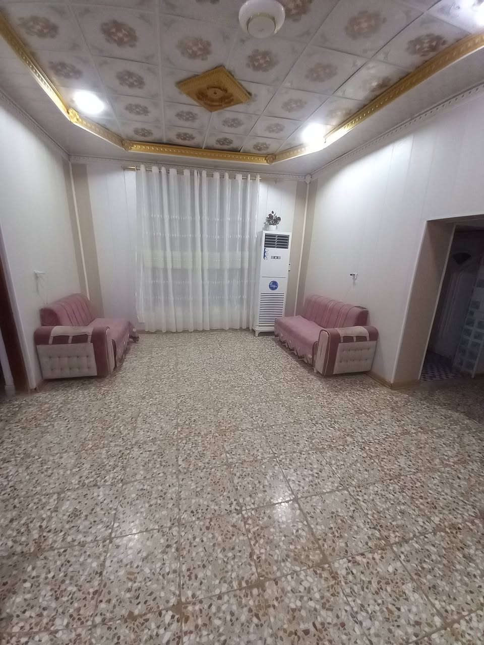 بيت للبيع في حي الجوادين قرب المدرسة الصينية المساحة ٣٣٣ السعر الاتصال ***********
