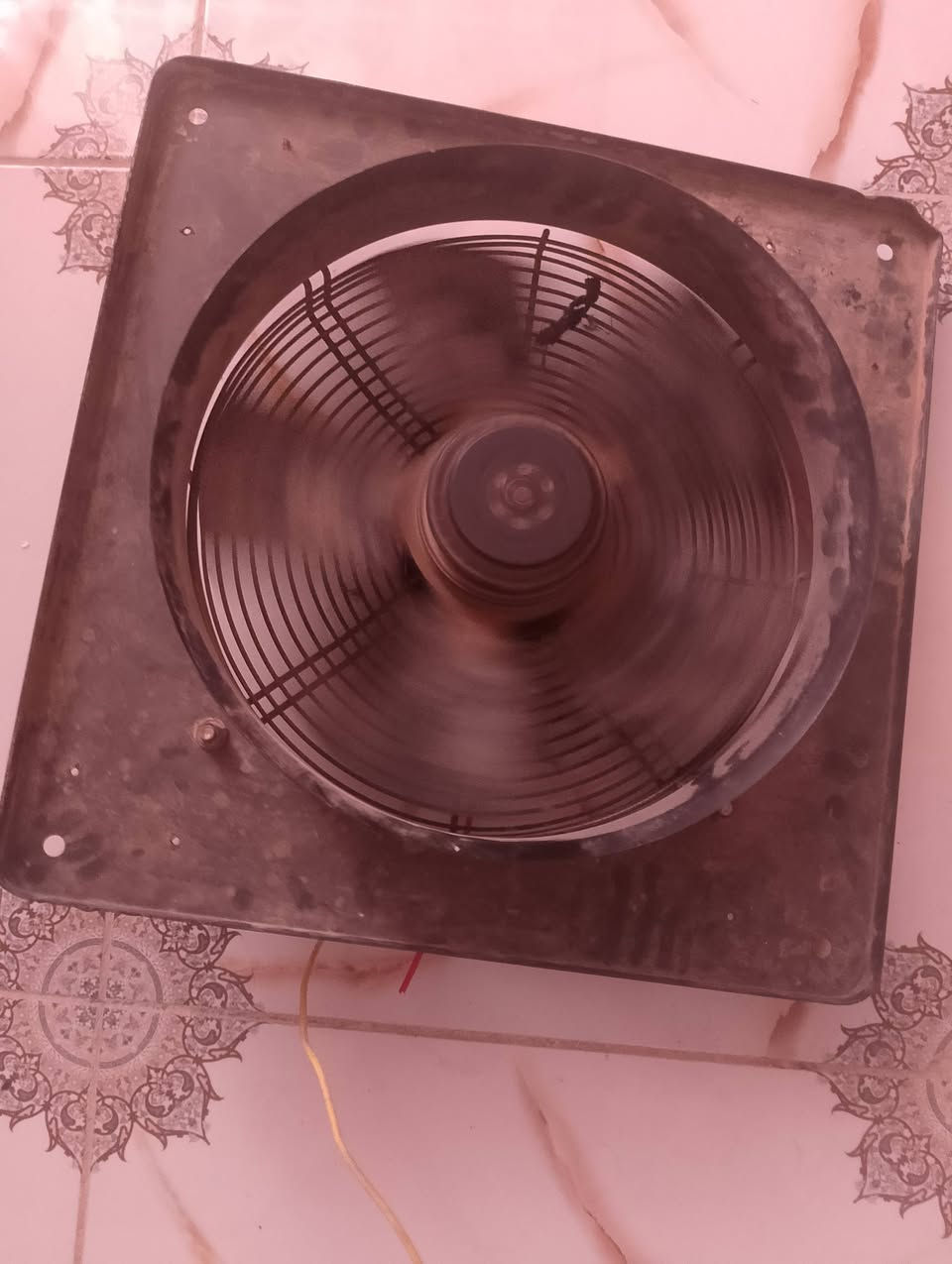 سلام عليكم ورحمه الله وبركاته 
مفرغة هواء عملاقه حجم كبير
الشراي يراسلني ويدلل
***********
