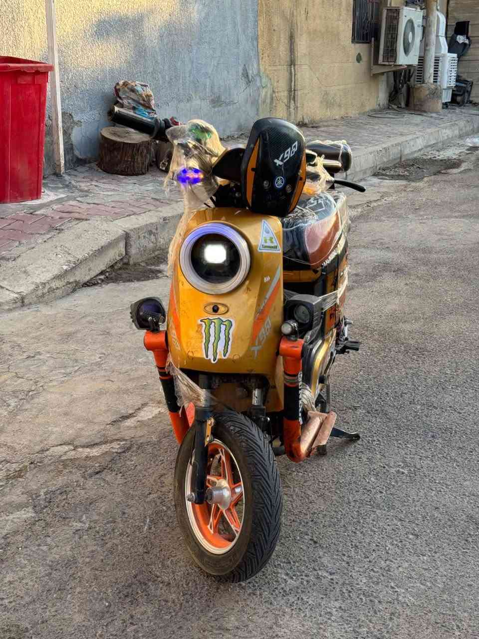 السلام عليكم دراجه X900 GT PRO كونشنك ٢٠٢٥ الدراجه بيها نقص ٣ بطاريات منفوخات والباقي كامل وشغال  ملف ٢٠٠٠ نحاس اصلي تايرات جديده بيها بس كفر موضح بل صور مكسور فقط سعرها ٣٠٠ الف وبيها مجال مكانها بغداد الكرخ العلاوي الرقم: ***********
