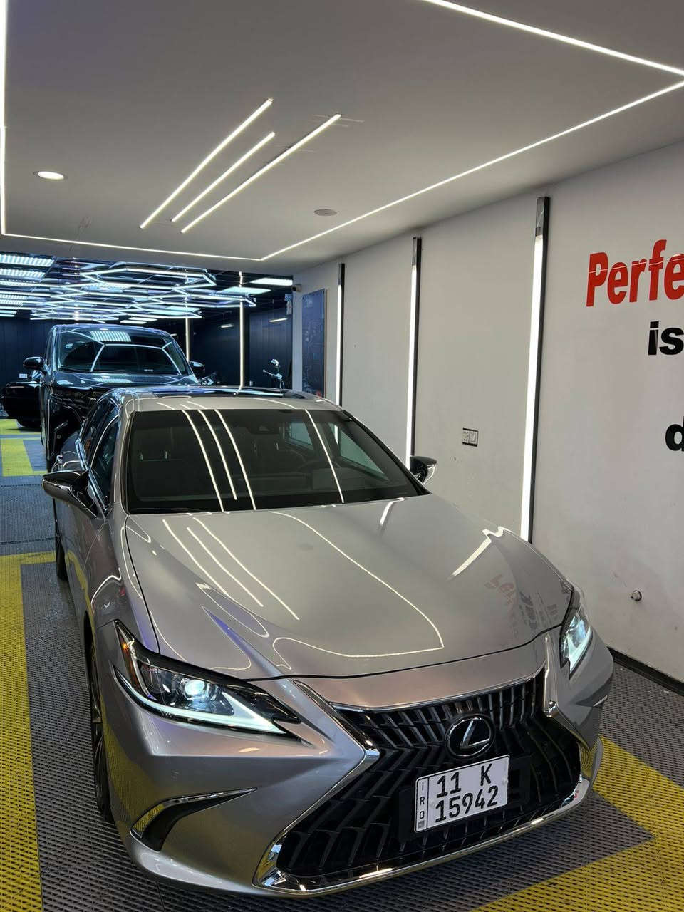 السلام عليكم للبيع فقط بدون مراوس
Lexus ES 300 h 2024 هايبرد 
السيارة فول مواصفات ١/١ 
ماشية 11 الف miles 
حادثها موضح بالصور  صبغ 3 قطع جنطه وباب وجاملغ خلفي نفسه راجع 
 وبيها باب معدل PDR بدون ايرباك بدون دواخل شواصي سليمه 
صور الحادث والتصليح ورقم الشاصي موجوده بالمنشور 
بعض من مواصفات السيارة 
كامرات 360 درجة 
حساسات امامي و خلفي 
رادارات امامي و وجانبي 
نقاط عمياء 
تحديد مسار 
مثبت سرعة تفاعلي شفتات ستيرن
تدفئة تبريد كشنات مع خرن ميموري 
تدفئة ستيرن 
فتحة سقف 
داتا شو 
نظام صوتي + دمام خلفي 
شاشة جبيرة نظام كار بلي وايرليس 
شحن لاسلكي  
مري شفط وكهرباء 
وبيها بعد هواي مواصفات معروفة 
السيارة جاهزة بدون نقص 
سعرها 265$
مكان السيارة بغداد اليرموك
***********
