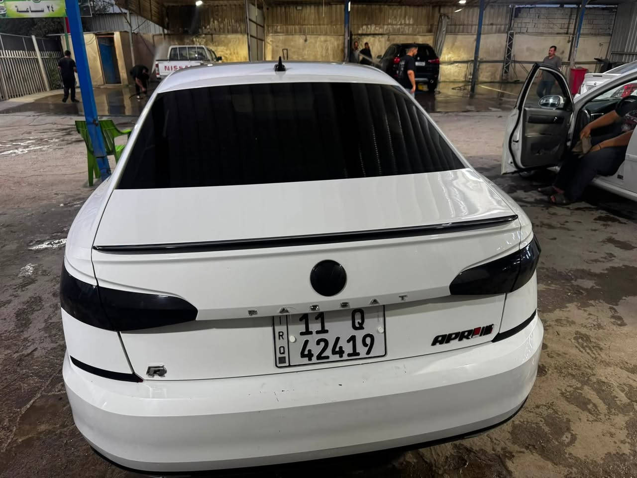 السلام عليكم باسات موديل 22 rline 
محرك 2000 t
4سلندر
سياره فول 
بيها جاملغ وبنيد جاملغ صبغ بدون تبديل وبنيد مبدل وصار بيها حادث هنا بالباب الخلفي عكس السايق عايفها 
ممصلحها وهي تصير بارد
سياره كير ومحرك خير من الله وبنزين كله محسن مشايفه العادي ابد
ماشيه 69 الف ميل
سعرها 155 وبيها مجال شراي يتصل واتس رصيد
***********
