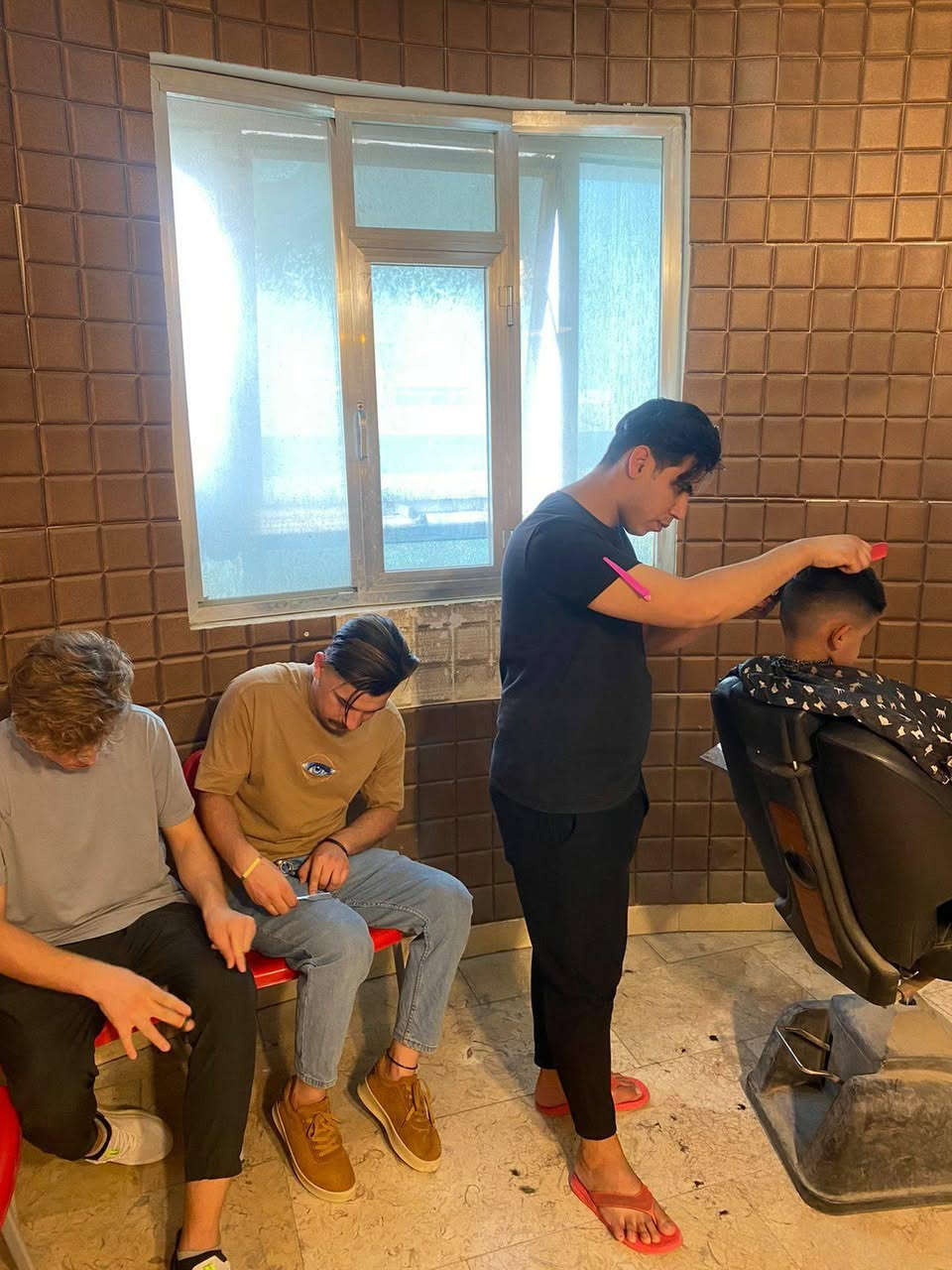 مركز آزار لدورات تعليم فن الحلاقة❤️❤️
 يعلن عن فتح دورات للحلاقة الرجالية وتشمل
..........................
١/مقص✂️
٢/شفرة📏
٣/خيط🧶
٤/مكينه🎚
٥/صبغ الشعر (كيفية دمج الالوان)🎨
٦/ معالجات الشعر بكل انواعه🦱🦰
٧/ معالجات البشرة 💆‍♂️💆‍♀️
٨/ مع هدية صادرة من المركز اثناء التخرج👍🎫🎟
#ملاحظة.... عند انتهاء الدورة وتكون عندك نقص معلومات تعاد لك الدورة مجاني 
للاستفسار الاتصال على الرقم التالي 
البصرة الجمهورية تقاطع معهد النفط قرب الريان سنتر للألعاب 
للاستفسار الاتصال 📞على ارقام المركز....
☎️***********
☎️*********** البصرة, العراق
