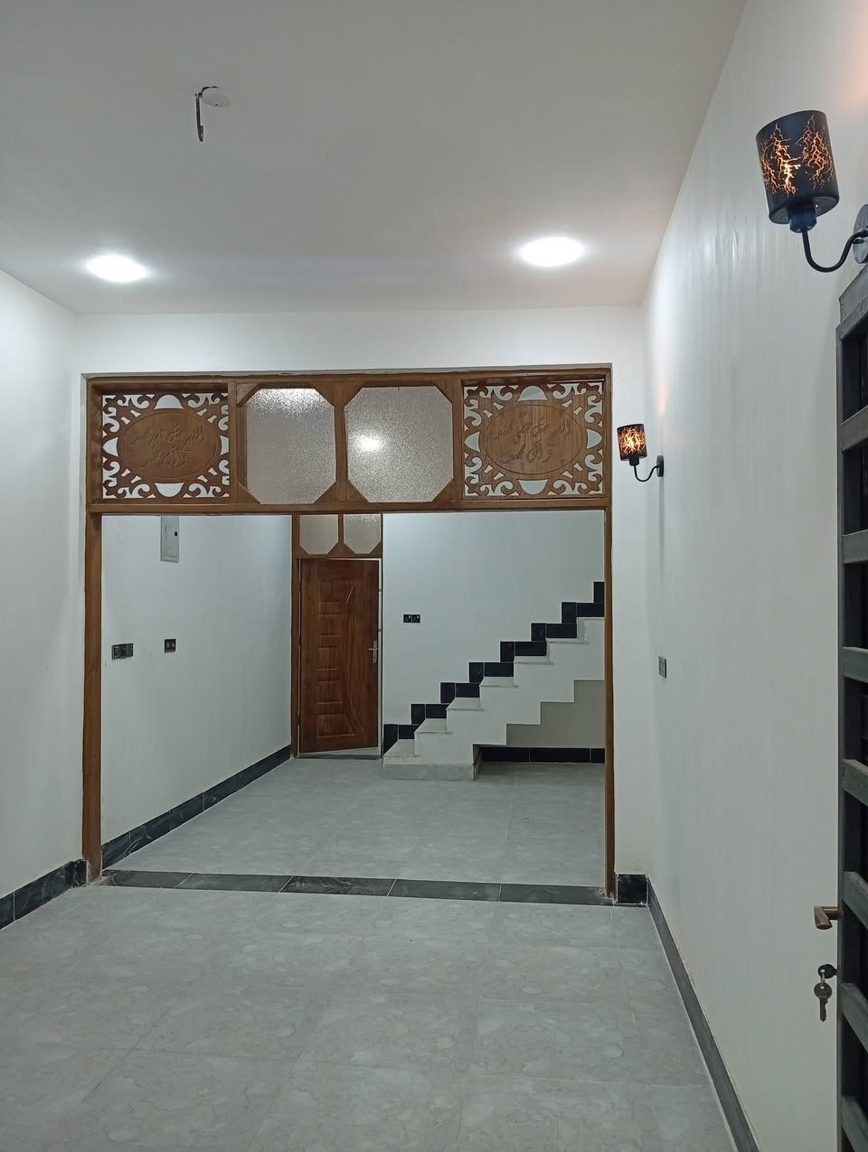 يالله سلام عليكم بيت للبيع مساحه 100متر طابقين بنيان حديث غير مسكون استلام مباشر طابوو ملك صرف عنوانه حله حي الشهداء خلف مول أهل الخير مباشرتن قريب جدا من الشارع عرظ شارع 15 متر تفاصيل الدار 3غرف نوم 3 مجامع صحيه وصاله ومطبخ وكلدور وهذا رقمي ***********

