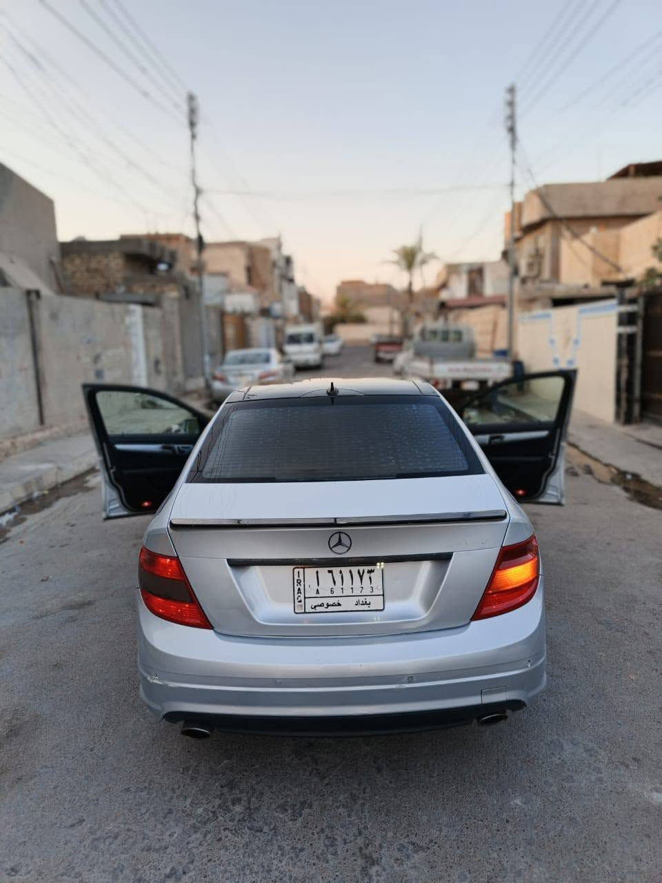 السلام عليكم
C300 sport 
2011 رقم بغداد شرط التحويل  
فول مواصفات  
محرك 6 
بانوراما 
تبريد قطعتين 
السياره مفوله الأخير 
كفاله حادث  وايرباك 
ما عده داير تاير الخلفي  عكس السايق  
***********
***********
مكاني فلوجه
