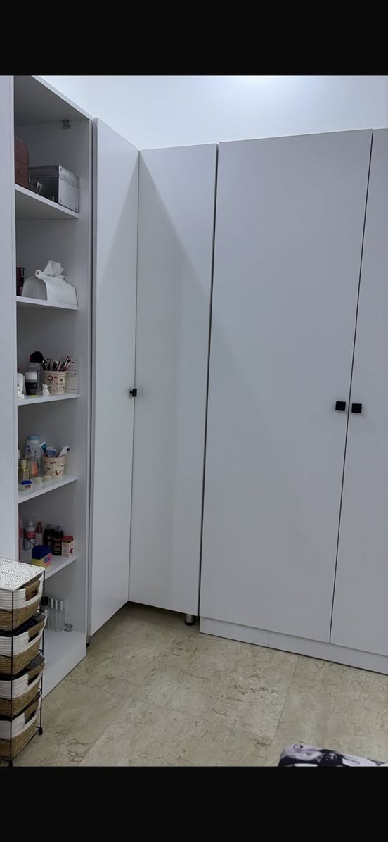 دريسنك روم • خشب MDF • نظيف ١٠٠٪