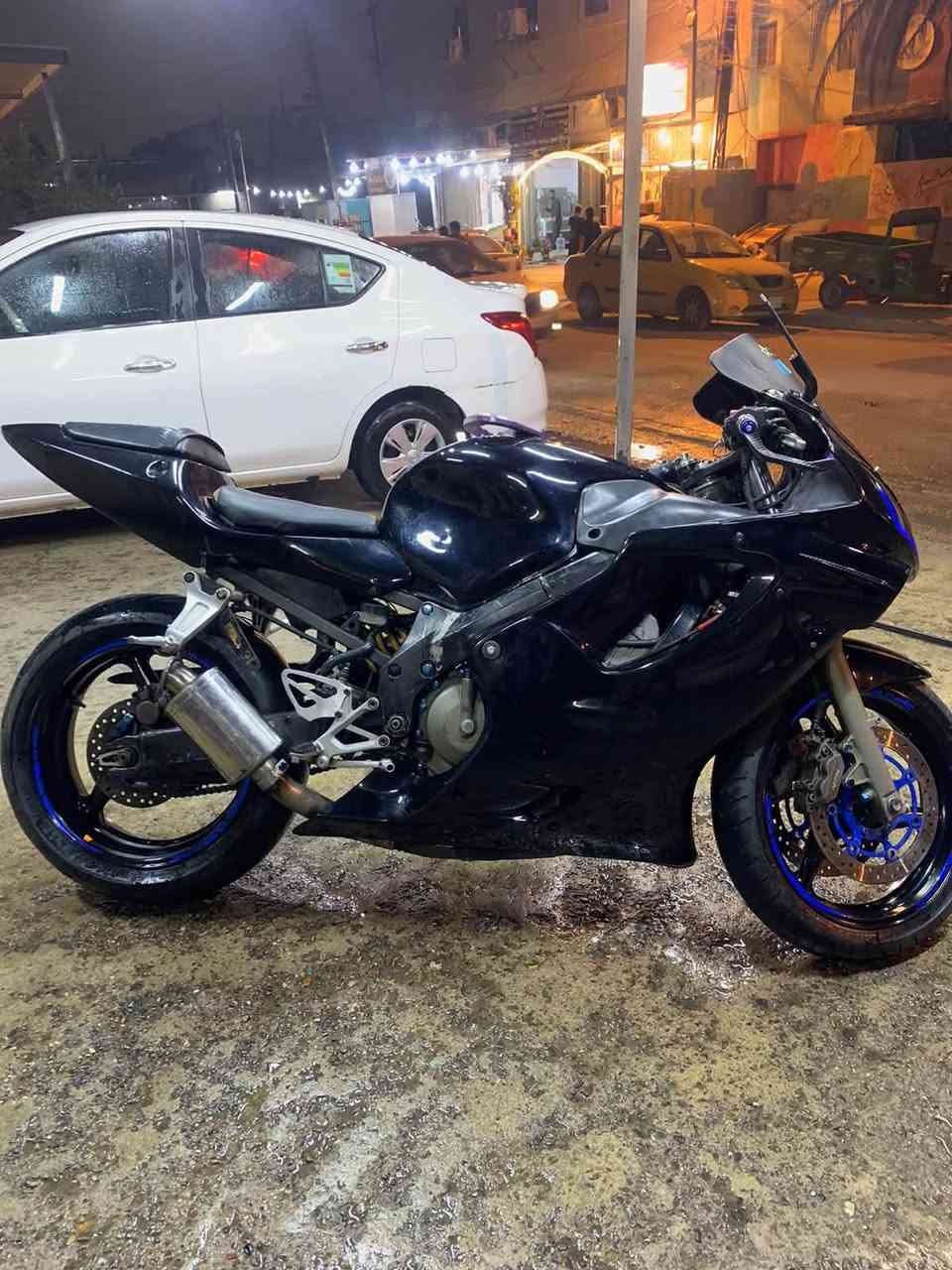 السلام عليكم 
درجه f4i 2004
‏600سيس 
دراجه مفتوحه زايز عشره 
فشك بساتم رنكات بلاد 
دراجة شرط النعومه نكره بكل وقت
بيها يدات رياضي
تجوه تانكي 
صالنصه رياضي 
السعر مليونين و600

***********
متواجد واتس مكاني حي تونس
