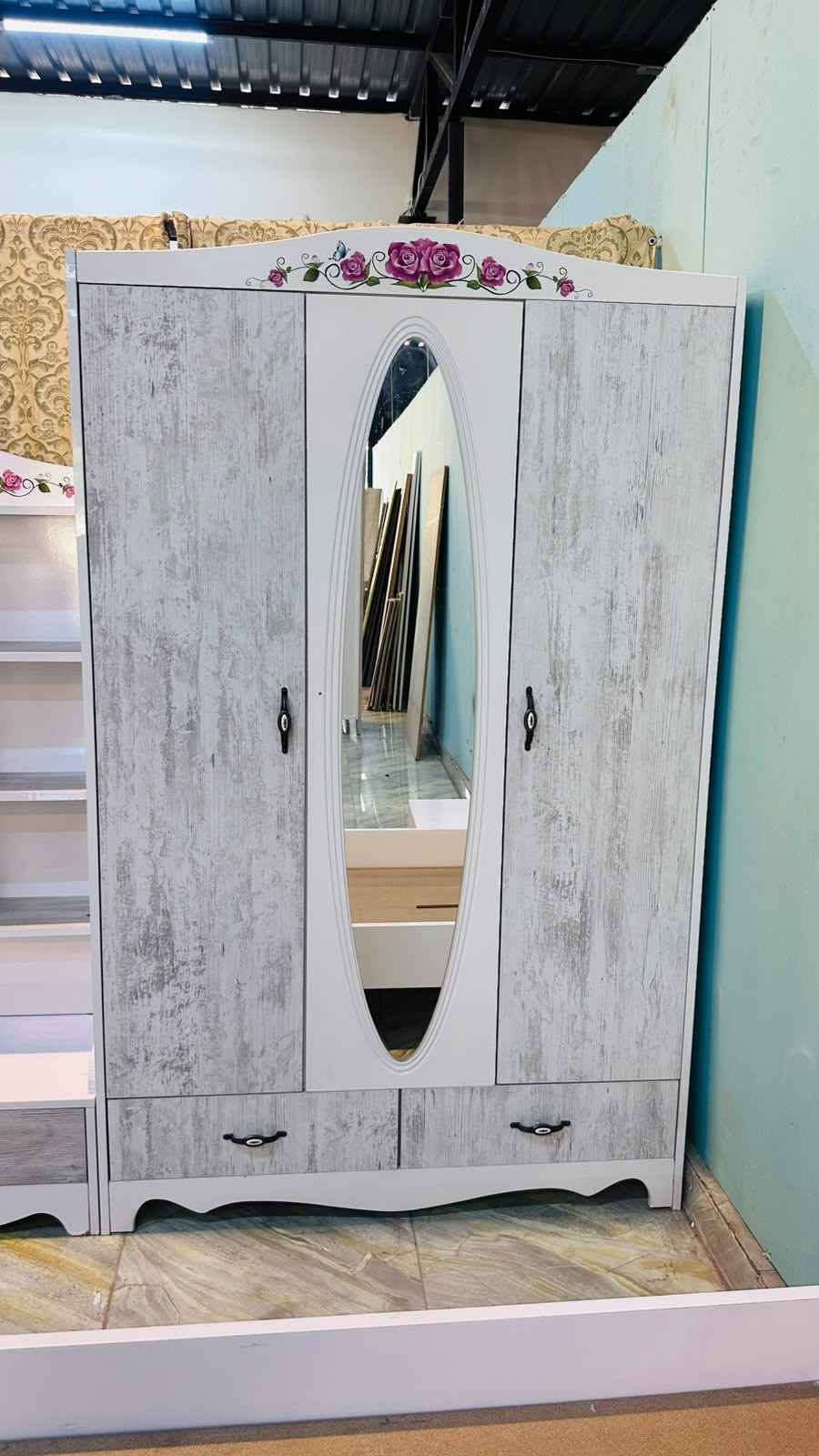 غرفة نوم بناتية ماركة فكتوريا نظيفة جدا جدا  جدا تتكون من 5قطع مبينة بالصور 🌹🌹
السعر 375 الف فقط 🔥🔥🔥🔥
موصل الجانب الايسر /حي المثنى 
🌿🌿🌿🌿🌿🌿***********
الشارع المقابل لمنتزه المثنى
✅شارع عمارة النخيل 
✅وماكس جيم 
✅وازياء النمور 

داخل الفرع بالنزول قرب كراج  غسل السيارات   

(منزلي) لبيع الاثاث المستعمل 
متواجدون من الساعة ال 1ظهرا الى 8مساءا https://maps.app.goo.gl/BFTrpaanCHgXHP4H6?g_st=afm موصل, نينوى
