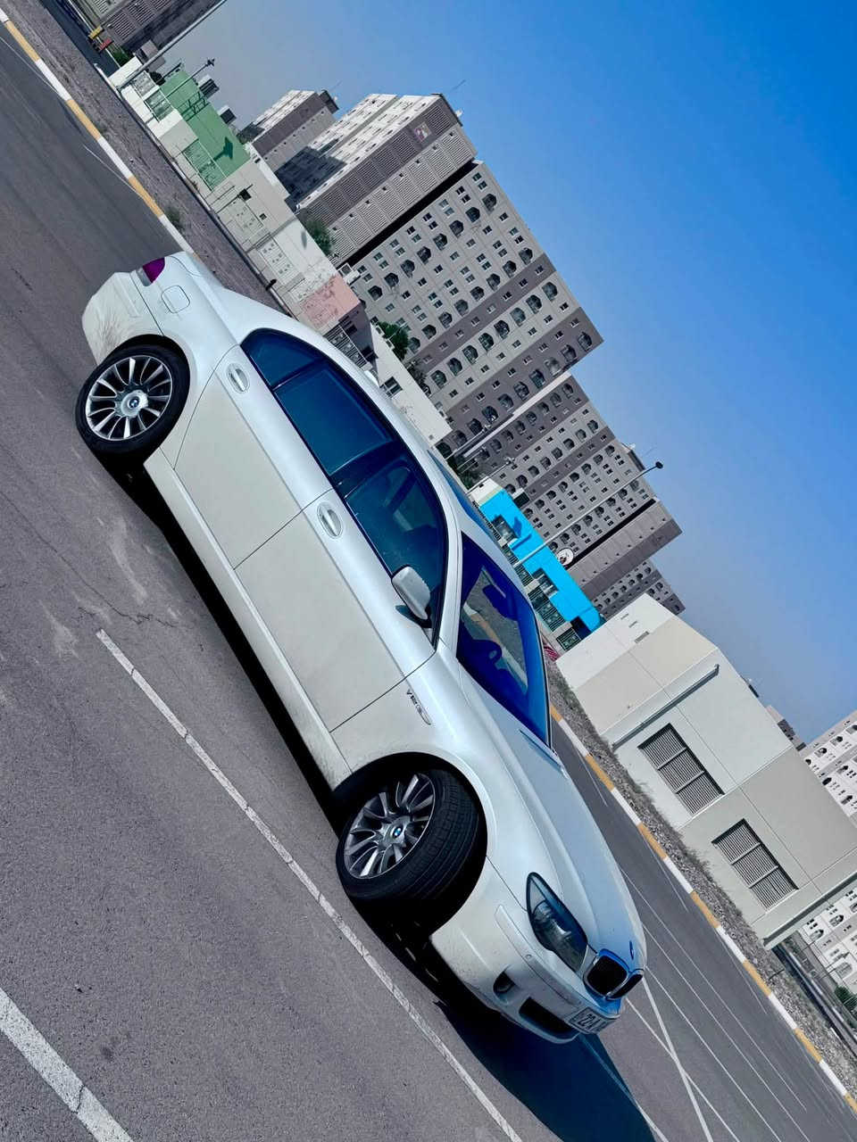 السلام عليكم 
نوادر العراق BMW 760Li E66 2009 اندفجول حصراً 2009
مبدئياً السياره مكفوله كفالة عامة ومغلفة طبقة حمايه PPF مكفوله محرك گير كهربائيات  
المواصفات/
محرك السياره 12 سلندر 
لونها ابيض صدفي وقليل بالباخرات ابيض صدفي
داخل ابيض طلب خاص نادر مع علامات طابع الاندفجول 
ابواب شفط 4 مع صندوق كهرباء
كراسي اربعه كهرباء تدفئه تبريد خزن 
شاشات خلفيه 
فرس خلفي كهرباء تحكمات كامله 
(مع وجود كيبورد خلفي خاص بالشاشات)
بردات ٥ قطع كهرباء 
رادار امامي. مثبت سرعة
سستم سماعات logic7 محيطي 
/تخم تاير جديد 
وبعد هواي وخير من الله مواصفات متنعد اهل الخبره 
يعرفونها
سعر السيارة 245$ 
/
مكان السياره /بغداد /مجمع بسماية
رقمي /***********

