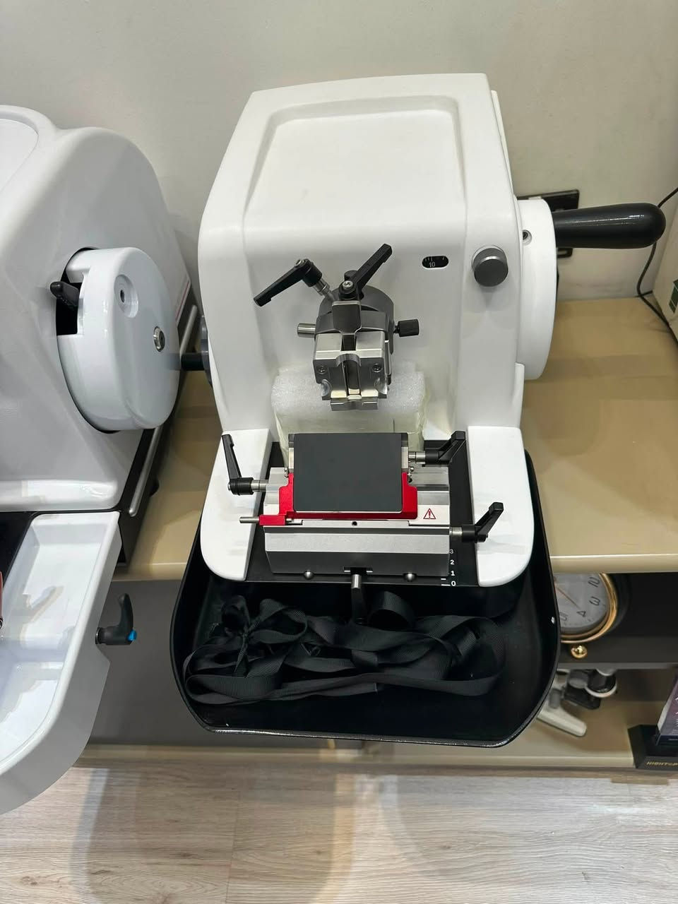 توفرت لدينا اجهزة تقطيع نسيجي مايكروتوم صغيرة الحجم وكبيرة الحجم وبسعر مناسب 
***********
