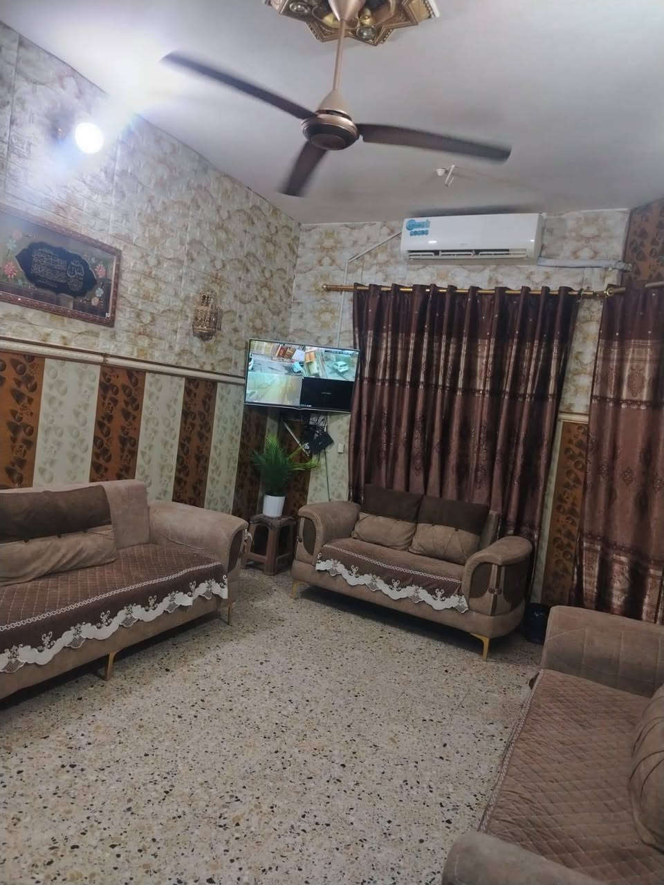 بسم الله الرحمن الرحيم
للبيع بيت  حي المصطفئ  كليه التربيه الاساسيه ميه متر زراعي سند25 طابو مسجل باسمي في الطابو سنه ٢٠١٥ يتكون من هول و استقبال وصاله وغرفه نوم وصحيات + الطابق الثاني غرفتين نوم ومخزن وصحيات وسطح السعرر ١٢٥  .
للتواصل على الرقم *********** ~
~
