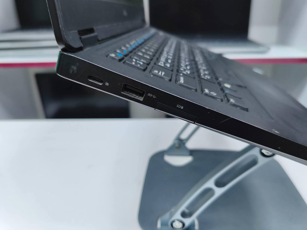 لابتوب الأداء القوي والسرعة الفائقة Dell Latitude 5490
بمعالج Cor i7 وجيل8 ،وكل هذا  —  وبسعر 380الف فقط🔥

إذا تبحث عن لابتوب يجمع بين القوة، الخفة، والاعتمادية للمهام الصعبة، الدراسة، أو العمل.. فهذا الجهاز هو خيارك الأفضل

—أبرز المواصفات: 
-معالج: Core i7 U  
-الجيل: الثامن
-التخزين: 256GB SSD M.2
-الرام: 16 GB DDR4
-الحجم: 14 FHD
-كرت الشاشة:Nvidia MX130 2 gb

🚕 التوصيل مجاني لجميع المحافظات 
—الملحقات: 
🔌شاحنة اصلية
🖱️ماوس
💼جنطة 
تواصل واتساب: ***********

نص مكتوب في الصور:
- System Information
- Time of This Build: Wednesday, April 3, 2025, 11:29:23 AM
- Computer Name: DESKTOP-DB444B0
- Operating System: Windows 11 Pro 64-bit (10.0, Build 26200)
- Language: English (Regional Setting: English)
- System Manufacturer: Dell Inc.
- System Model: Latitude 5490
- BIOS: 1.41.8
- Processor: Intel(R) Core(TM) i5-8350U CPU @ 1.70GHz (8 CPUS), ~1.9GHz
- Memory: 16384MB RAM
- Page File: 5677MB used, 15212MB available
- DirectX Version: DirectX 12
- WHQL Signatures:
- DxDiag 10.00.26100.0118 04:08 Unicode Copyright © Microsoft, All rights reserved.
- Task Manager
- Performance
- CPU
- 1% 1.34 GHz
- Memory
- 5.7/15.8 GB (36%)
- Disk 0 (C:)
- SSD (RAID)
- 0%
- GPU 0
- Intel(R) UHD Graphics 620
- GPU 1
- NVIDIA GeForce MX130
- 3D
- Copy
- Compute_0
- Compute_1
- Dedicated GPU memory
- 0.0/2.0 GB
- Control Panel WeChat Firefox Outlook
- 11:37 AM
- 4/9/2025