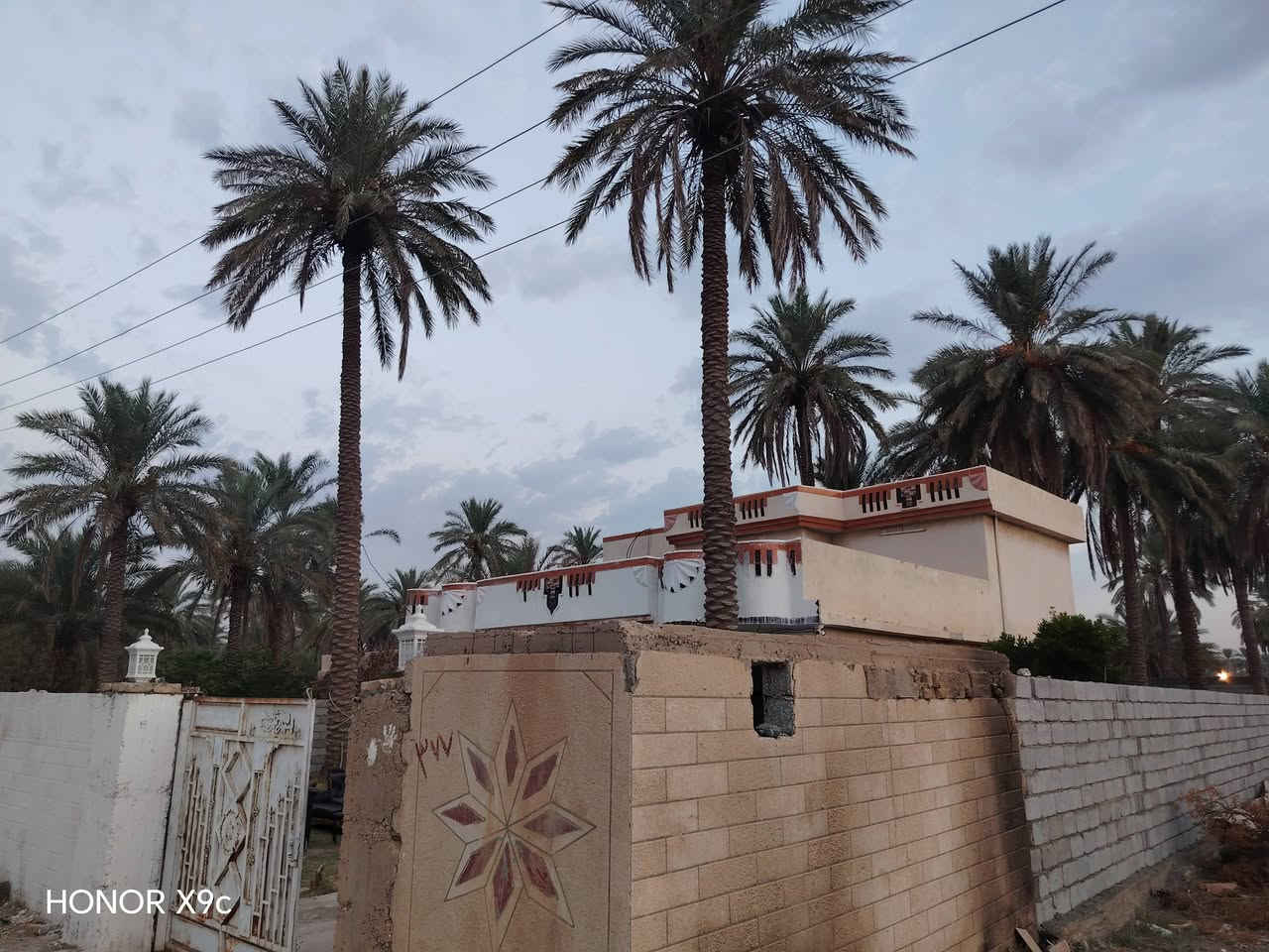 🏠 دار للبيع
تبليط الباب البيت 💕 
📐 مساحة الأرض: 800 متر
🏗️ مساحة البناء: 240 متر
📍 الموقع: التاجي – خلف منشأة نصر المنتزه
📜 الملكية: طابو ملك صرف

💰 للجادين فقط، للاستفسار والتفاصيل تواصلوا معنا.
***********

نص مكتوب في الصور:
- HONOR X9c