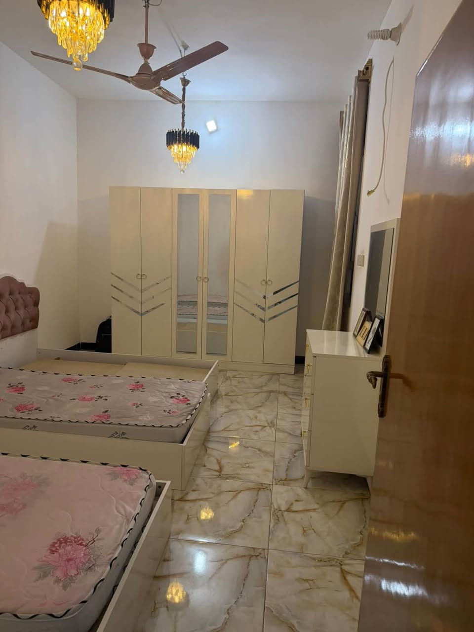 بيت في حي النقيب شارع النهر مساحة ١٠٠ واجهيه ٨ نزال ١٢ جديد طابقين استقبال + صاله + غرفه + مطبخ + صحيات + منور البيت الطابق الثاني يحتوي على غرفتين كبار وصاله وصحيات يبعد دقايق عن شارع محمد الأمين الفرع مقابيل مول الحارث ***********
