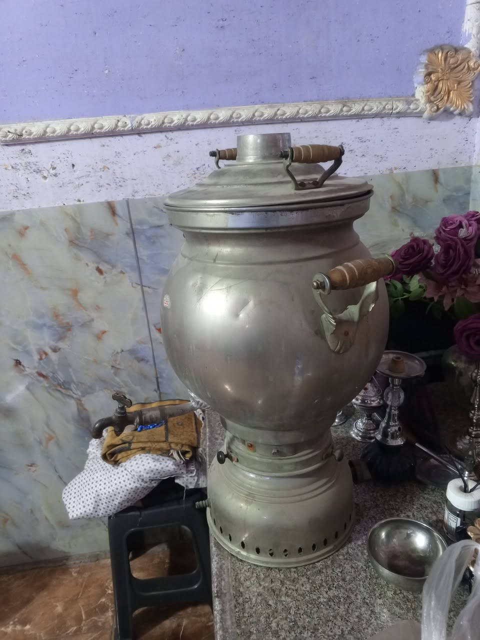سماور فضي وزن ثقيل طول 60 سم كبير الحجم شغال ونظافة 90% قديم المهتم يراسلني ***********
