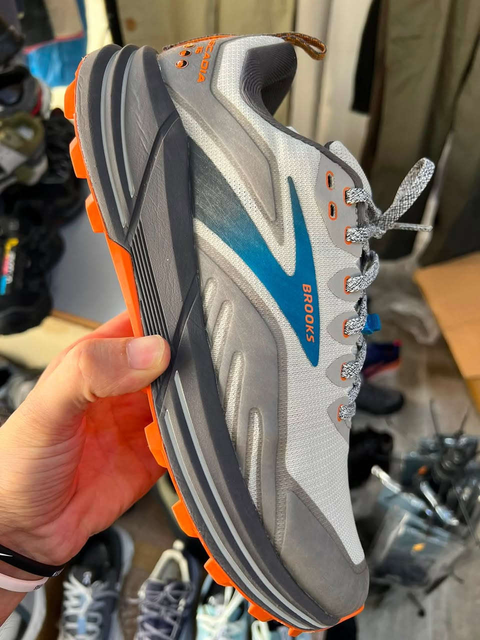 brooks cascadia
size_44_28cm
orginal
بالە مستخدم 
نظافە %100
***********
