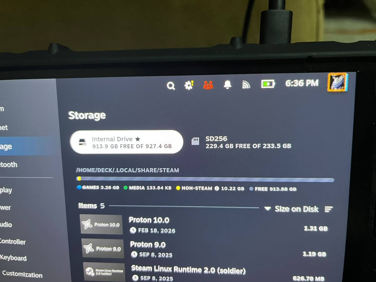 ستيم ديك اوليد للبيع

Steam Deck OLED 1TB + 256GB MicroSD

جهاز Steam Deck OLED سعة 1 وربع تيرا بحالة ممتازة جدًا، استخدام حوالي أسبوع واحد فقط.

* شاشة OLED الرائعة بحجم 7.4 إنش
* معدل تحديث 90Hz
* النظافة والحالة: 100% تقريبًا مثل الجديد
* مساحة تخزين: 1TB
* مع 256GB MicroSD
* كفر حماية قوي مع ستاند مدمج — مفيد جدًا للالعاب الثنائية مثل Tekken و fifa
* الجنطة الاصلية
* الشاحن الاصلي

الجهاز شبه جديد واستخدامه خفيف جدًا، وكل أغراضه موجودة.

السعر: 890,000 دينار قابل للتفاوض بشكل بسيط , سعر الجديد 1,200,000 وبدون هارد 250 

موقعي البصرة دور الصحة
توصيل: متوفر ب ٥ الاف.
للتواصل 
راسلني على الخاص
او واتس اب: ***********.

نص مكتوب في الصور:
- Power and Battery Charging 20% Battery Time To Full: 1:14 Battery Health: 98% Sleep and Screen Locking after Inactivity Automatic Manually Block 6:00 PM 8/12/26
- 6:36 PM
- Storage
- Internal Drive
- 913.9 GB FREE OF 927.4 GB
- SD256
- 229.4 GB FREE OF 233.5 GB
- /HOME/DECK/.LOCAL/SHARE/STEAM
- GAMES 3.26 GB MEDIA 133.84 KB NON-STEAM 10.22 GB FREE 913.88 GB
- Items 5
- Size on Disk
- Proton 10.0
- FEB 18, 2026
- 1.31 GB
- Proton 9.0
- SEP 8, 2025
- 1.19 GB
- Steam Linux Runtime 2.0 (soldier)
- 626.78 MB