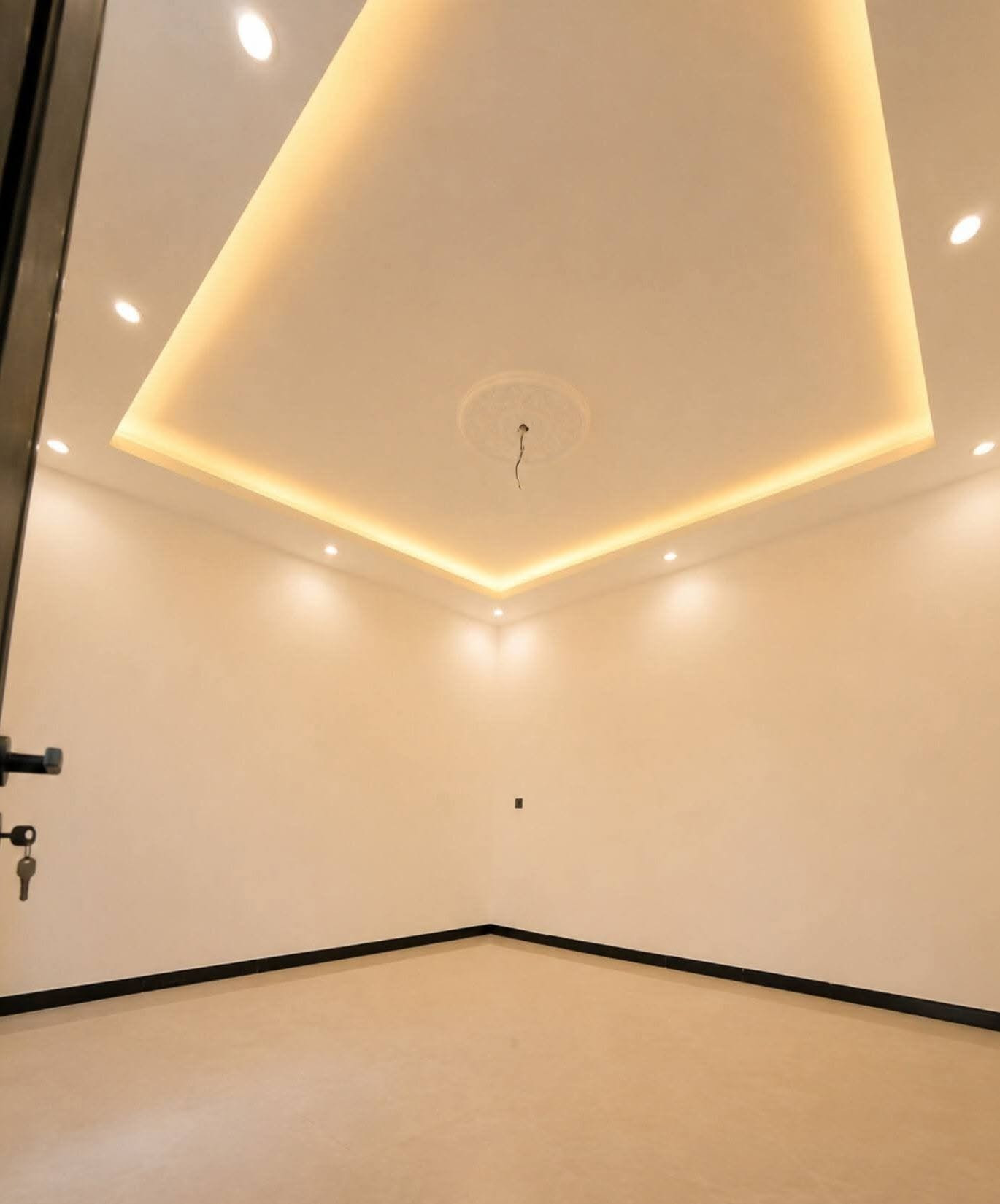 🏡 دار فخمة ملكي للبيع | تكريت – الديوم – منطقة التوحيد ✨

🔥 فرصة مميزة للسكن الراقي والاستثمار

📐 المساحة: 200 متر
📏 الواجهة: 10 متر
📏 النزال: 20 متر
🛣️ شارع الدار: 15 متر

🏠 تفاصيل الدار:
• 4 غرف نوم
• صالة
• استقبال
• مطبخ
• 3 مجموعات صحيات
• سحب مغربي ملكي
• واجهة حجر فخمة
• نظام جزامات
• نظام كاميرات دفن
• نظام إنترنت دفن
• نظام غاز دفن
• نظام دكتات
• كراج سيارة 🚗
• حديقة بيت 🌿
• بناء وتشطيب شغل فول الفول – درجة أولى ⭐

📍 الموقع مميز جداً
قريب من المدرسة، وجميع الخدمات كلها يمك.

💎 دار راقية، موقع ممتاز، وتشطيب يليق بالذوق الرفيع.

📞 للاستفسار..
اتصال *********** ☎️
🏡 مكتب الامين للعقار على شارع 60 🏡
