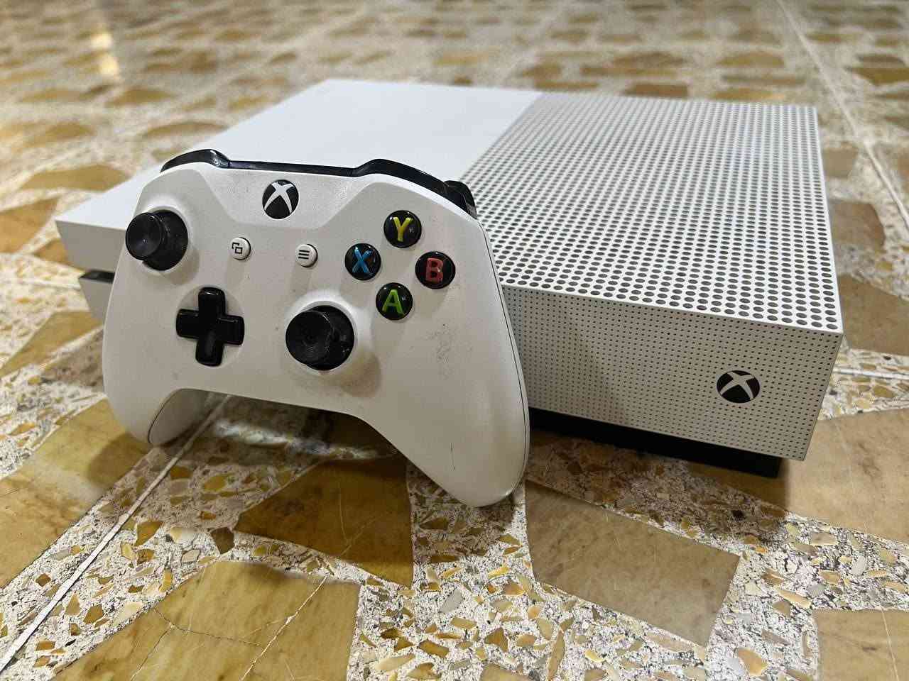 للبيع Xbox One S نظيف جداً (1TB) غير مفتوح نهائياً
المساحة: 1 تيرابايت (1TB).
الحالة: نظيف، ما مفتوح للتصليح أبداً وختم الشركة موجود.

الملحقات: جوستك أصلي + الوايرات الكاملة + ستيرنغ ويل (ستيرن ألعاب) + حساب (گيم پاس).
الألعاب: بيه ألعاب هواية مثبتة جاهزة، وإذا تحب تبقيهن ما أفرمت الجهاز وأخليهن إلك.
التوصيل: التوصيل عليّ لأي مكان بالموصل حتى تفحص براحتك.
السعر: 260 ألف دينار (وبيه مجال بسيط للطيبين).
للتواصل: [***********] أو راسلني خاص
