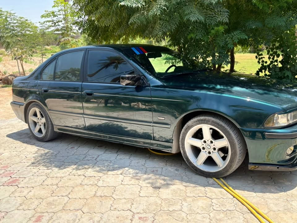اللهم مصلي على محمد🧿🩵
🚘للبيع BMW فئة صقر E39 🦅

📅 الموديل: 1996

🔧 الحجم: 535i V8 — ثمانيه سلندر أصل بليته وسنويه

📍 الموقع: النجف الأشرف

🔢 الرقم: بغداد

📄 الملكية: باسمي حصرين

🔥 السيارة فول مواصفات للأخير، عدا السلايت

✨ المواصفات:

• حساسات خلفية

• كاميرا خلفية

• كشنات تدفئة وتبريد

• نظام البصمة البلادي

• ستيرن كهرباء

• سقف قماش كنتارا جديد

• حدادية جديدة

• مكينة جديدة وبشرط

• تايرات جديدة

• ويل كاب جديد

• السيارة متعوب عليها من كل النواحي

🦅 سيارة صقر بمعنى الكلمة

ما عايزها الف ترايك، وين ما تحب توديها تفحصها.

💰 السعر:خاص والشراي يدلل

📍 النجف الأشرف

📞 للاستفسار والتفاصيل مراسلة ***********واتساب فقط

نص مكتوب في الصور:
- اسمك نص الخمس نحير من نزامط بي..