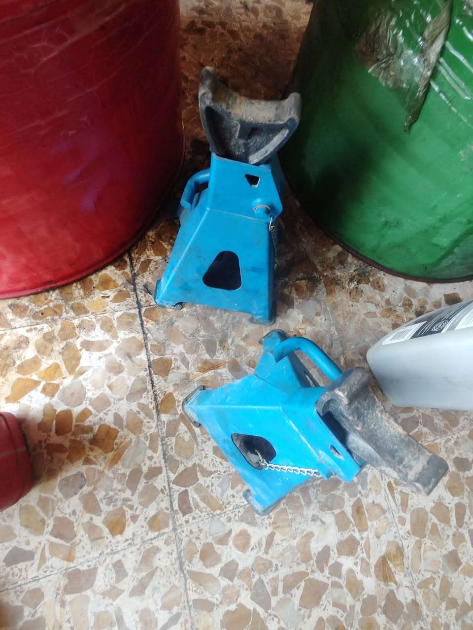 غراض محل بنجر كامله للبيع
كمبريسرات ثنين واحد منهم ايطالي اصلي 300لتر 

والثاني اتوسان اصلي بانزين وكهرباء مستخدم شهرين سعه 350لتر

قالعه وبلنص اصليات 

للاتصال واتس اب ***********
***********

