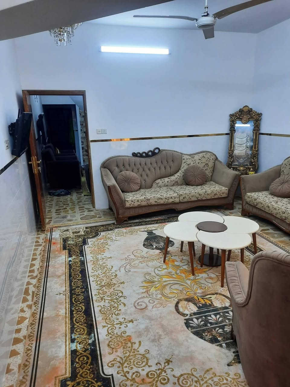 بيت للبيع منطقة البلديات اليؤان أول دربونه بشارع 30 وبضهره شارع 15 مقابل مكتبة الصباح مساحة 200متر واجهة 10 ونزال 20 السعر 465 وبي مجال للاستفسار أكثر انتصل ***********
