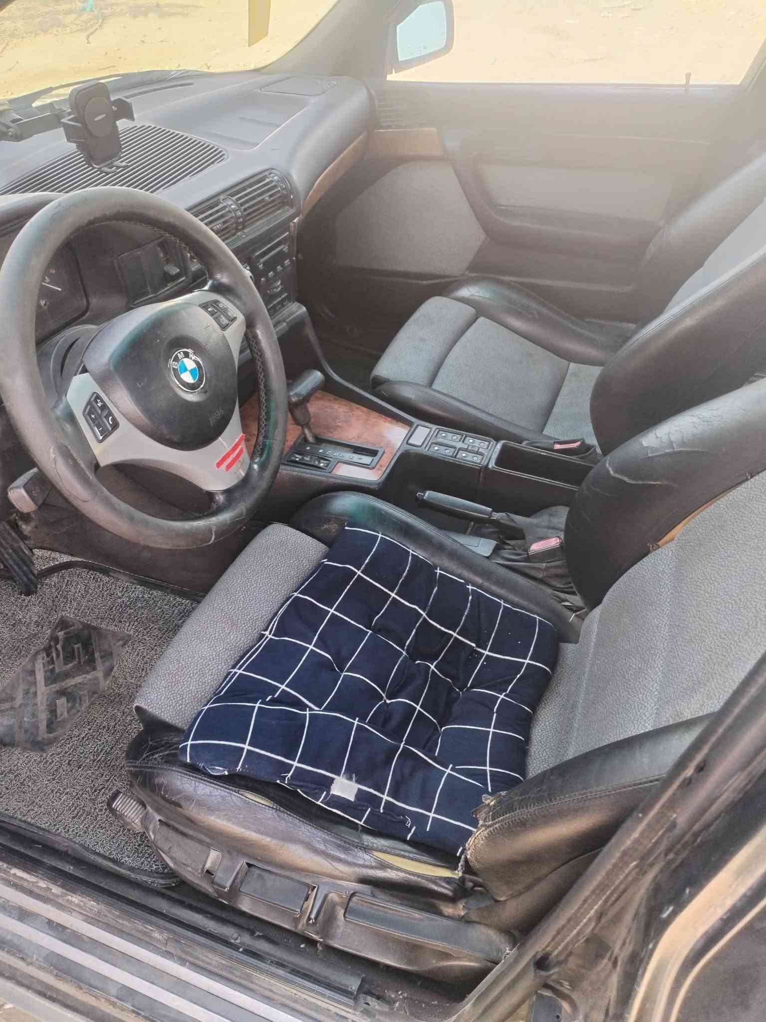 للبيع 520  موديل 92محرك 25 رقم بغداد هزه وسنويه جديد محرك وكير كفاله تبريد نقص راديتر مزروف كرهبايات كامله تخم ويل وتاير جديد صدر نضيف غرفه جديده السعر 45وبيها مجال مكان واسط صويره 
***********
