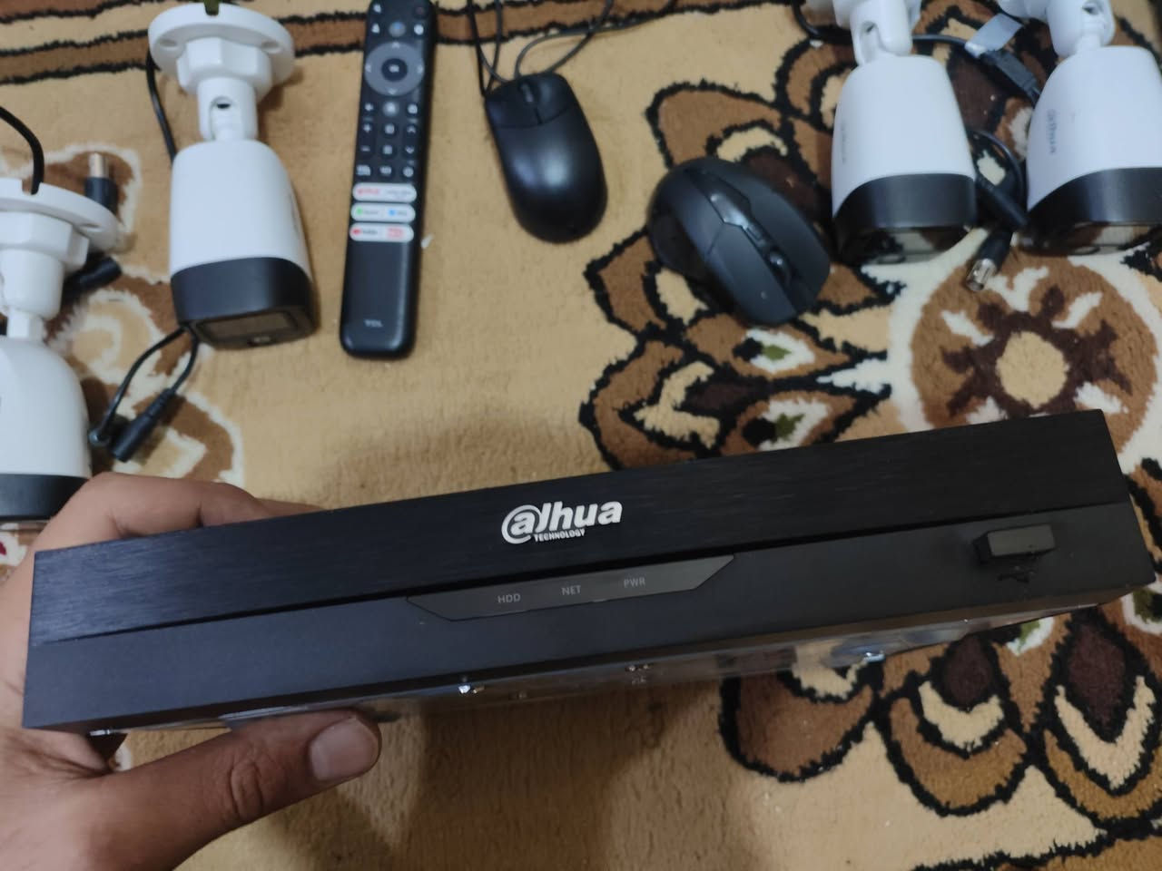 كامرات مع جهاز الدهوا مع شاشه مع ملحقاته مع ماوس عدد ثنين مع واير 30متر بعد ما مستخدم جديد تجي وتشد ما تحتاج اي شي  السعر 375وبيهن مجال  مكان القرنه ***********
