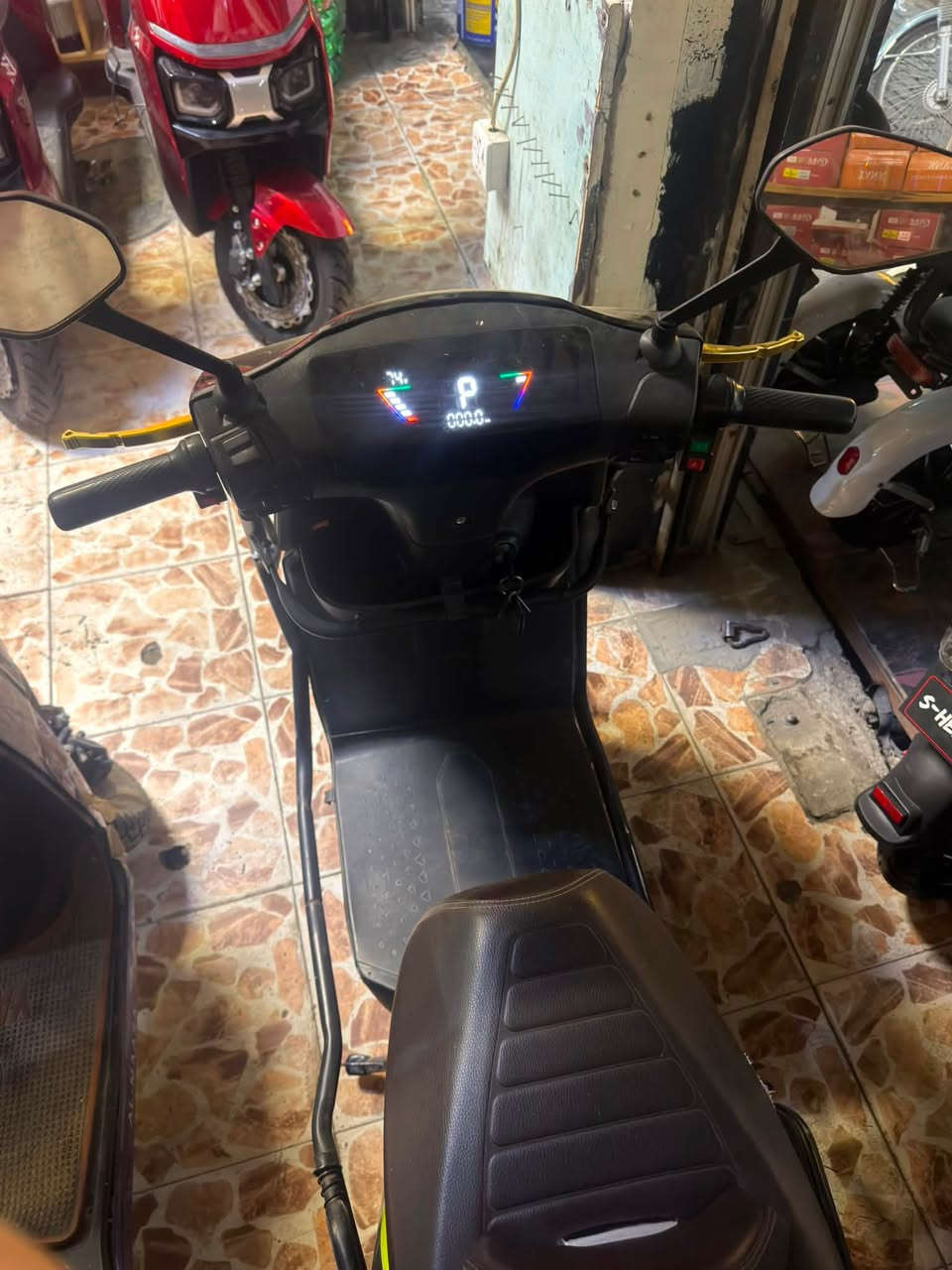 سلام عليكم دراجه شحن سكنس للبيع موديل 2025دراجه نضيف 85/100 مثل ما موضح بصوره  بطارياته يقرن 10 العدد البطاريات 6سرعه الدراجه 120 السعر 550وبي مجال /***********
