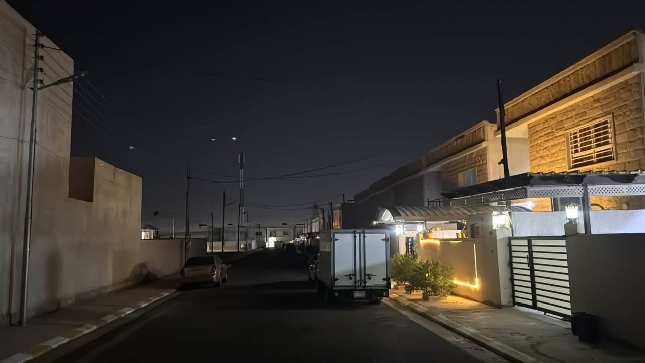 🏡 فرصة استثمارية وسكنية لا تُعوّض | منزل للبيع في مجمع القرية الأنكليزيه
هل تبحث عن السكن الراقي والراحة التامة؟ منزل أحلامك بانتظارك في موقع مميز وبمواصفات بناء رقم واحد!

​📌 تفاصيل وعقارات العقار:

​المساحة: 200 متر مربع.

​الموقع: بصف الركن – شارع عريض بعرض 15 متر.

​الحالة: جاهز للسكن الفوري.

​🏗 التصميم والمعمار (درجة أولى):

​عدد الطوابق: طابقين متكاملين.

​الواجهة: حجر حلان فاخر وبناء عصري.

​غرف النوم: 4 غرف نوم واسعة.

​الاستقبال: صالة استقبال فخمة وفسيحة.

​الخدمات: 3 مجموعات صحية متكاملة.

​الخارج: حديقة منزلية مرتبة.

​💰 السعر وطريقة الدفع:

​السعر: السعر الكلي 160 مليون 

يباع بمقدمه 65 مليون بيه مجال 

وباقي المبلغ يدفع على شكد اقساط شهريه 549 ألف شهري بدون قسط سنوي 

​📞 للتواصل والاستفسار أو لمعاينة المنزل:

​رقم الهاتف: [***********)***********]

​الموقع: مجمع القرية الانكليزيه
