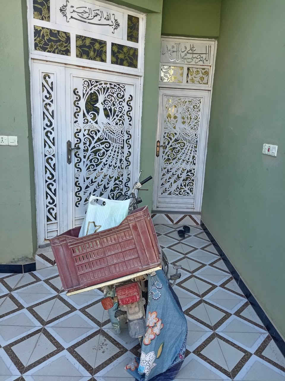مشتمل للبيع طابو صرف منطقه حي اليرموك الثنعش الف   شارع المحطه مال ابو حيدر ا المساحة 110 السعر 65 وبي مجال ***********
