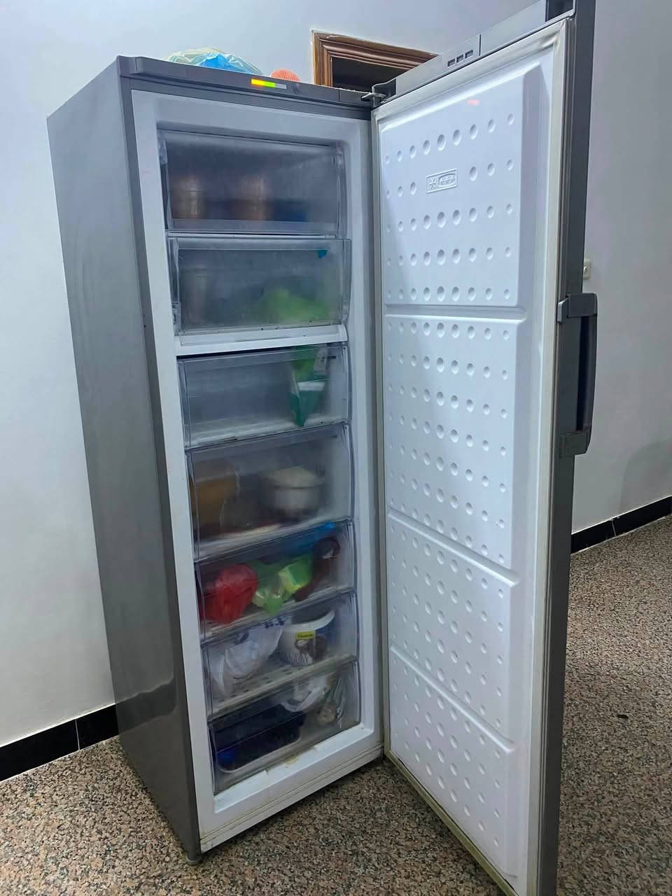 للبيع مجمده عموديه للبيع ١٧٥ شرط الشغل ثلج السماوه ***********
