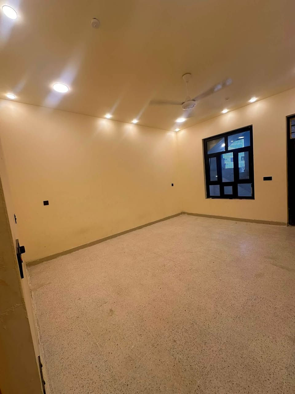 يتوفر بيت طابق اول اجار طلاب او طالبات 100 متر بناء حديث معزول درج خارجي  شارع الجنابي بالقرب من جامعة الفرابي استفسار ***********
