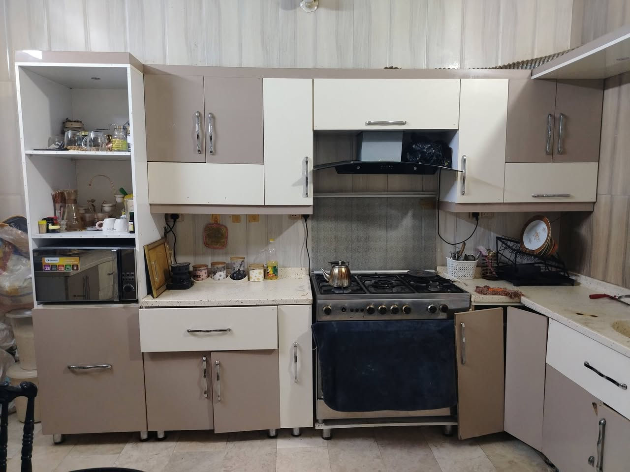 السلام عليكم
مطبخ مستخدم يرادله بعض التصليحات البسيطه الداخل MDF نضيف
الابواب   HDF. اكرلك مكانه واسط الكوت الكفائات
السعر ٤٥٠ الفوبي مجال بسيط
ابو البيت علي فقط الفتح
للتواصل واتساب فقط ***********
