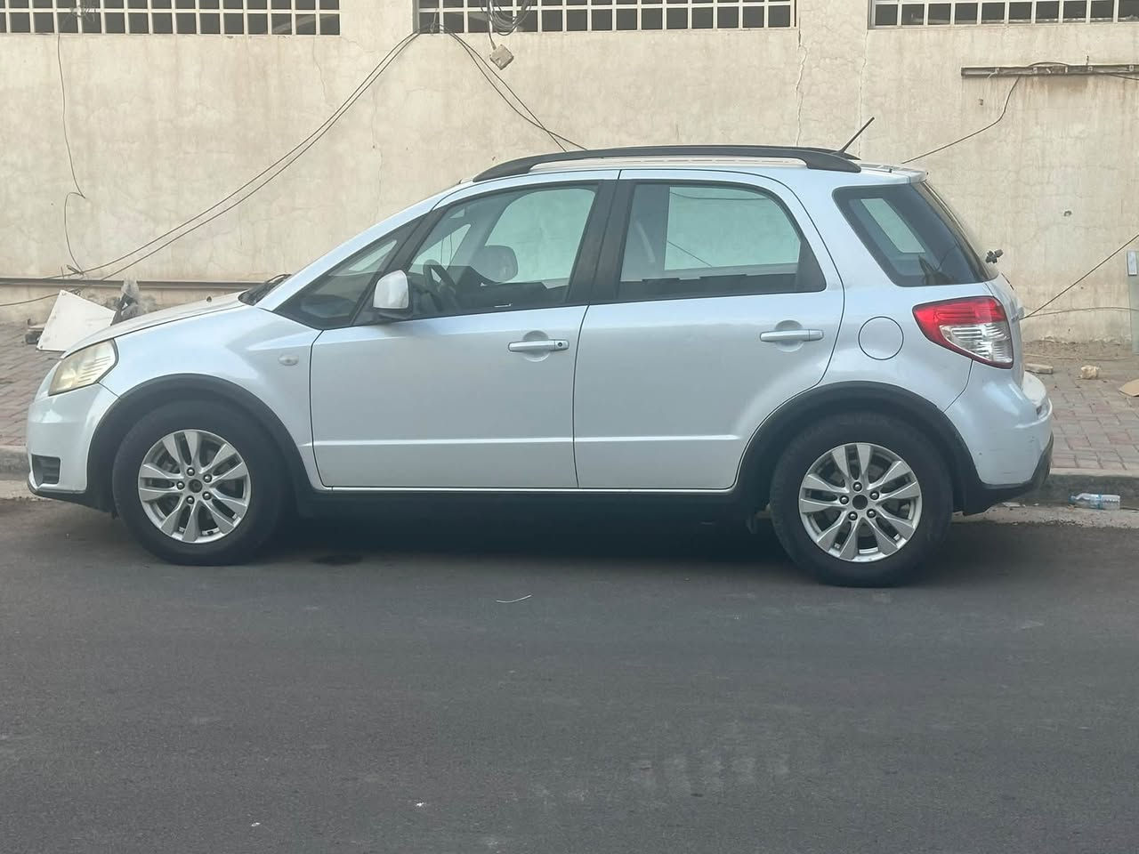 للبيع: سوزوكي SX4 موديل 2014 (بحالة الممتاز)
سيارة عائلية واقتصادية جداً، نظيفة بحالة الشركة ومكفولة 
بالكامل:
 البودي: مكفول من الصبغ والتكحيل والدعمات بالكامل (صبغ شركة).
 المحرك والقير: بحالة ممتازة جداً وبدون أي مشاكل أو مصلحات.
 التبريد: شغال وبحالة ممتازة جداً (ثلج).
 الداخلية: نظيفة جداً بحالة التخم الأصلي ومعتنى بها.
 الأوراق: سنوية بغداد، الأوراق جاهزة والتحويل مباشر بدون غرامات.
السيارة جاهزة للركوب وما تحتاج أي مصاريف نهائياً.
السعر المطلوب: [أدخل السعر هنا، مثلاً: 8,500$ أو85 ورقة وقابل للتفاوض البسيط]
للتواصل والاستفسار (واتساب / اتصال): [***********]
المكان: بغداد - [الكاضميه]
