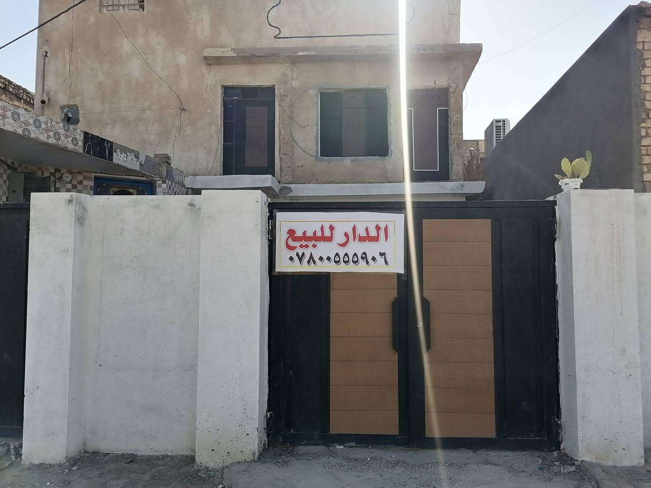 السلام عليكم بيت للبيع حي المعلمين منطقة الالبان الشارع الرأيسي خلف المنتزه ريس تايم طابو صرف مساحة ١٢٠ م  +طارمة ٨×٦ يعني اتصير المساحة ١٨٠ م كونكريت طابقين الأرضي ديوانية وصالة وغرفتين وصحيات الطابق الثاني ٣غرف+صحيان +مطبخ البيت يباع معة الاثاث السعر ١٧٥ للاستفسار ***********
