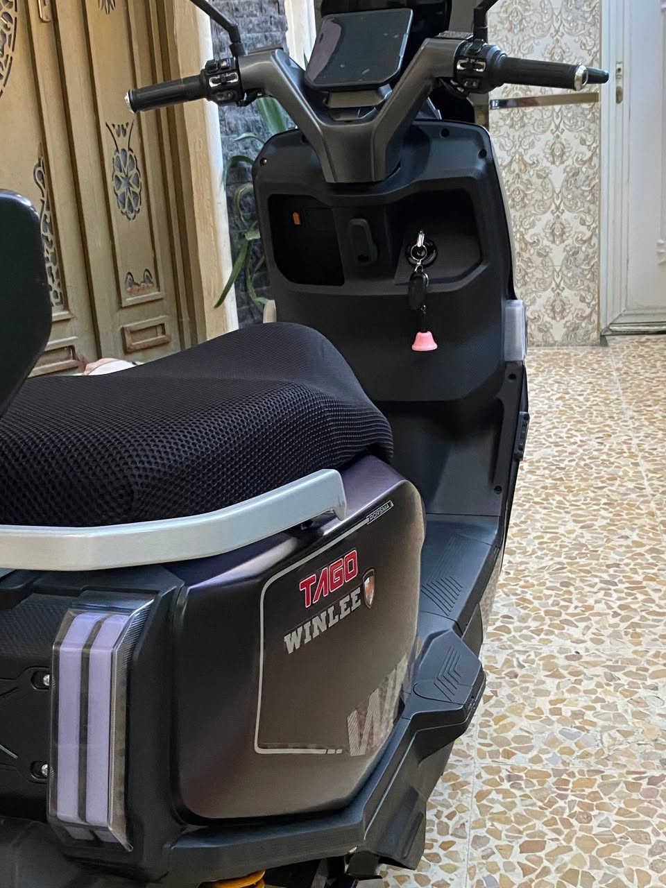 دراجه شحن نوع صاعقه شركة TAGO
فول مواصفات 
ست بطاريات مسطره 
ملف الفين وخمسميه 2500 
تمشي 80 حقيقي وتقرا بالشاشه 120
نضام الR بك 
لايت عالي ناصي 
دبل أشار 
اربع سرعات 
 نظام العطلات تضهر بالشاشه 
مساحه تخزين جبيره 
تشتغل وبيها سويجين ، بصمه، كارتين 
مستخدمه شهر ليهسه بتراب الشركه 
بيها وصل شراء 
سعر مليون و100 وبيها مجال 
للاستفسار على هذا الرقم ***********
العنوان الشعله
