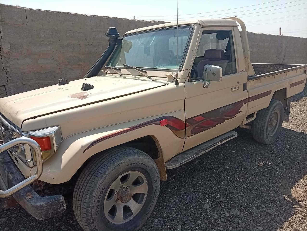 عندي هاي تيوته مديل 2000
بدون ارقام مكفوله  منرعشير وكلشي   مكينه 3000
كير عادي   
سعر 30
