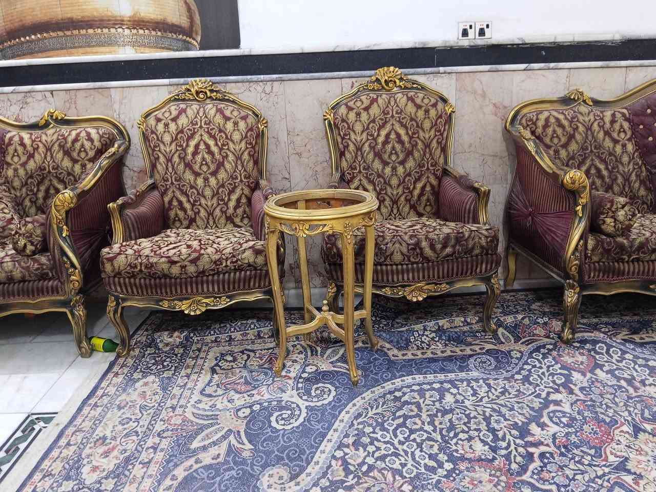 تخم مصري عشر مقاعد وكاونتر تفصال نضيف جدا تركي وطباخ 5 عيون جديد مكاني بغداد ***********
