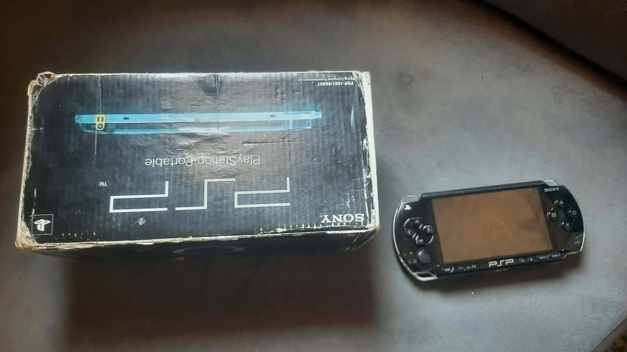سلام عليكم PSP للبيع نضيف مهكر مع العاب وملحقات كاملة جهاز حلو ومرتب سعرة 95 وبي مجال للطيبين 
رقمي *********** بي واتساب
