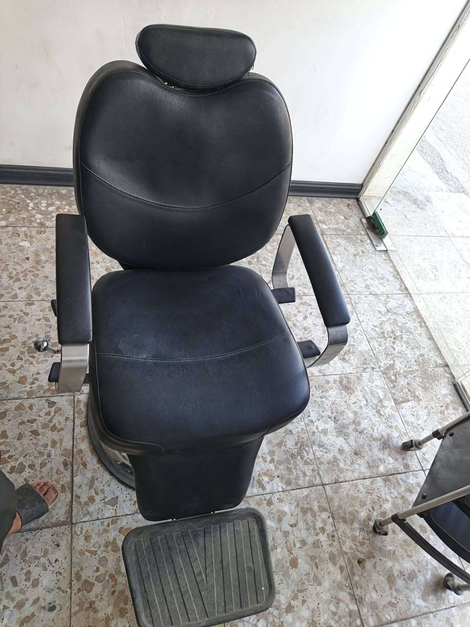 السلام عليكم محل حلاقه كامل للبيع ٤ كراسي ٤ مرايات ٣ عرباين ٣ كومديات ٤ قطع تخم فاترينه مغسله ومرايه مالتها ام الد للبيع عنواني الزعفرانيه سعر مليون رقمي ***********@
